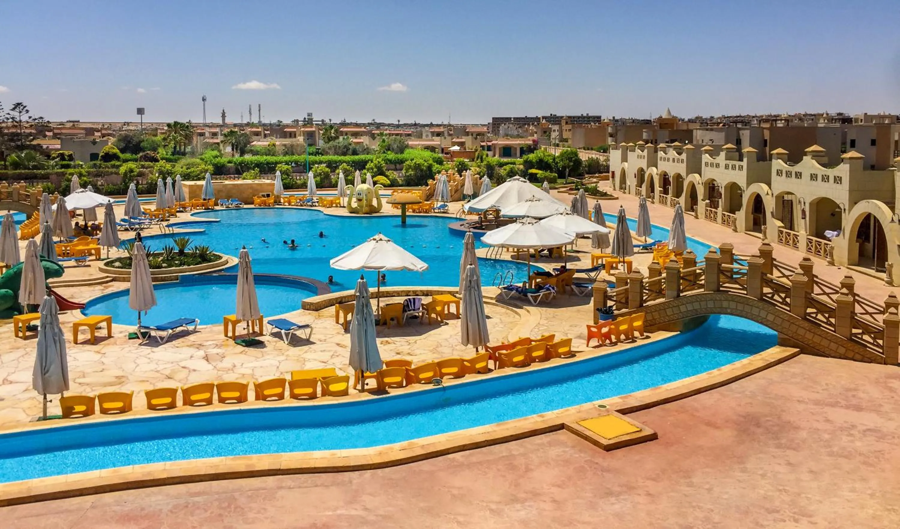 Pool view in Green Leaves Hotel