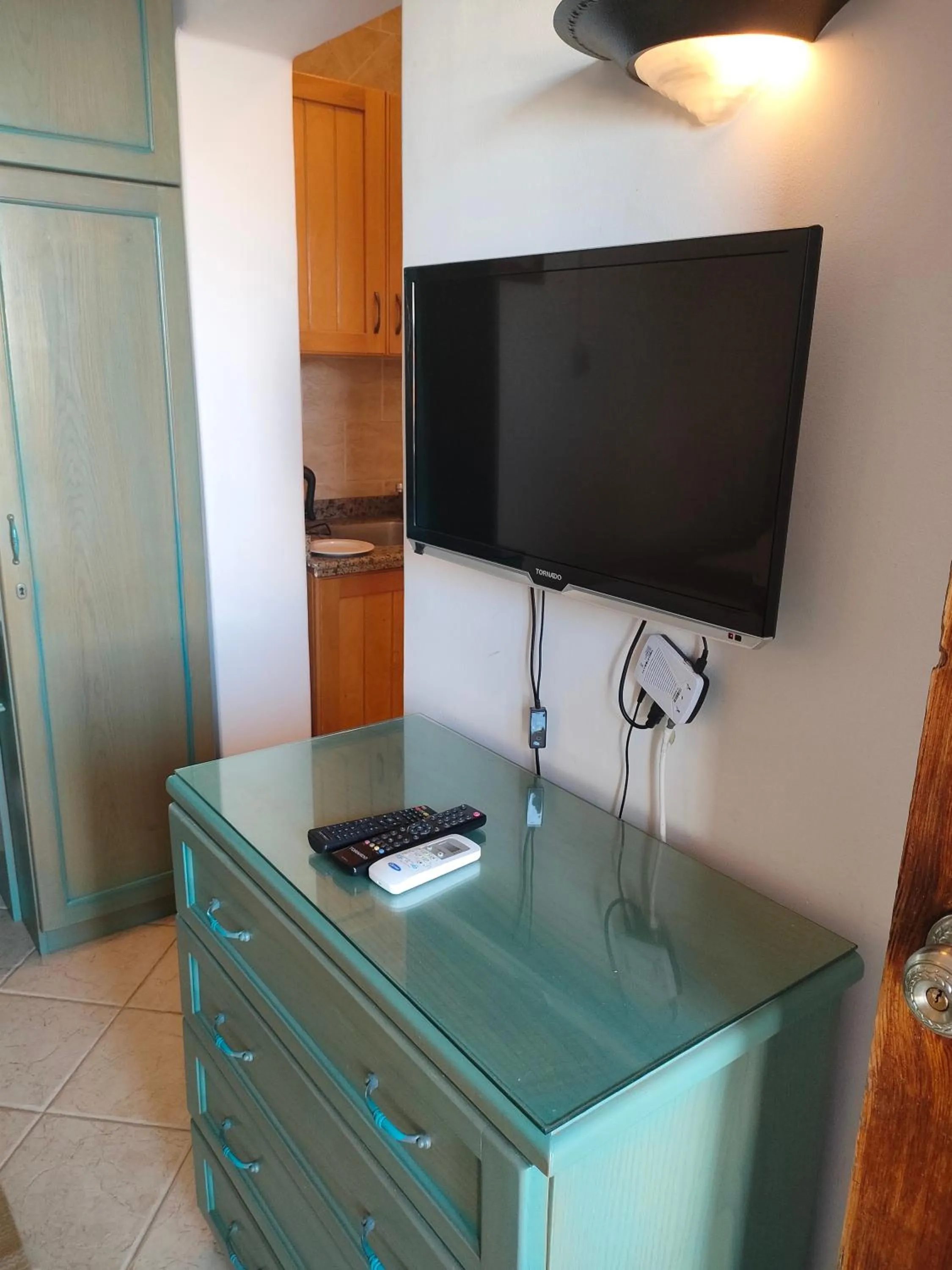 TV and multimedia in Green Leaves Hotel