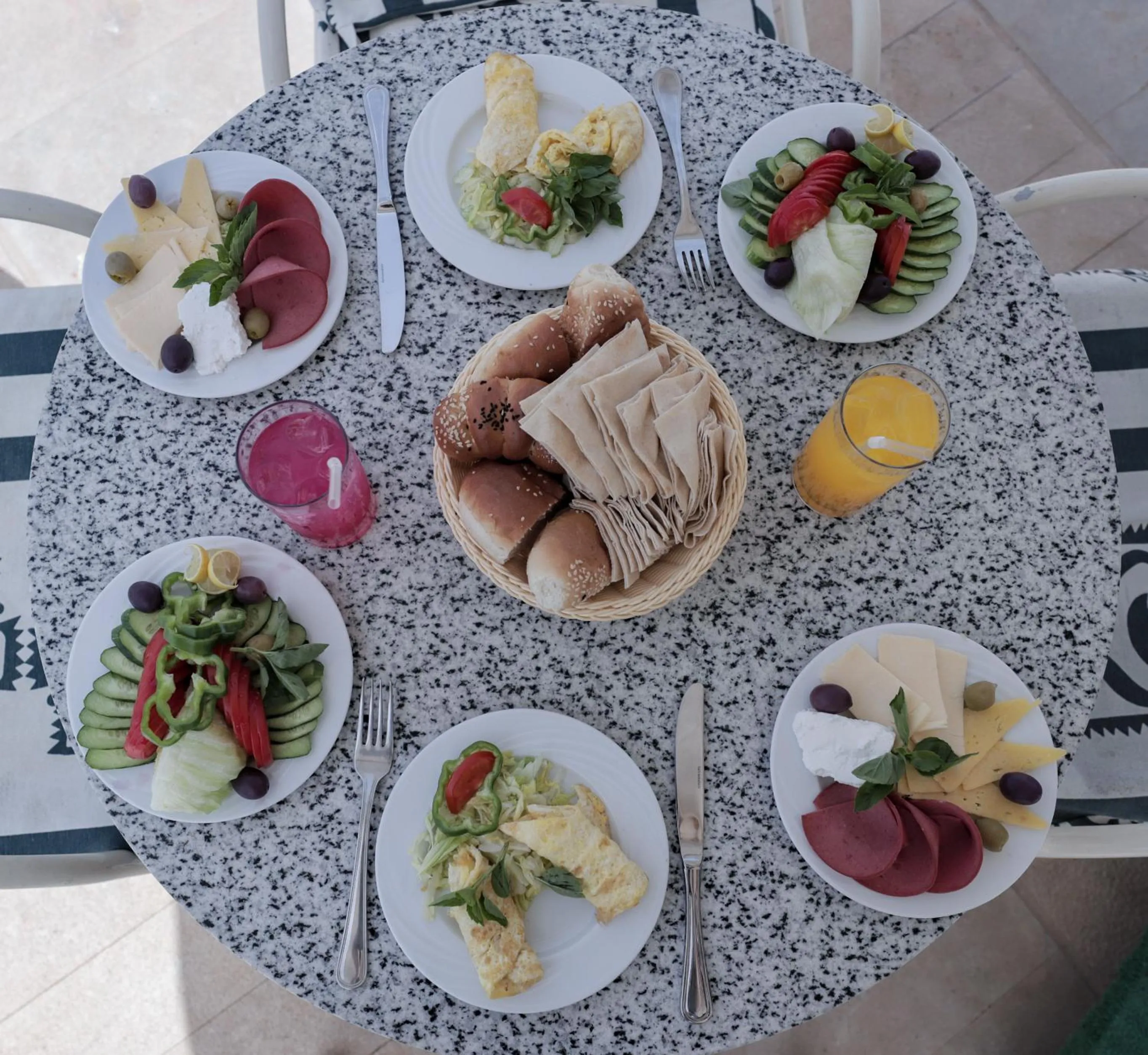 Food and drinks in Green Leaves Hotel