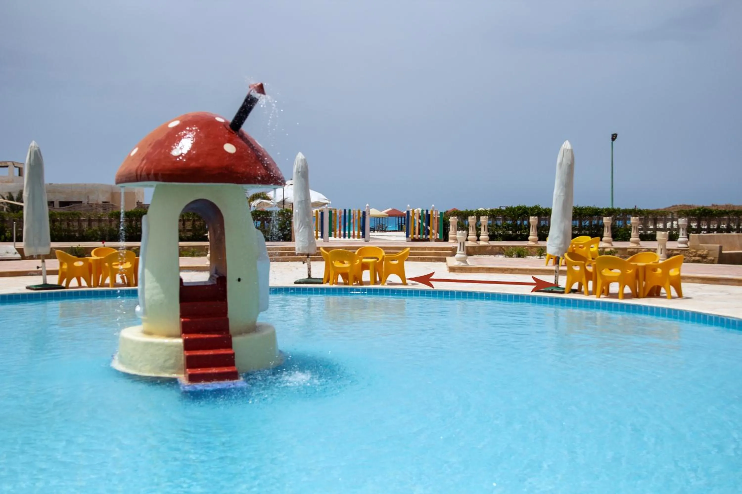 Swimming pool in Green Leaves Hotel
