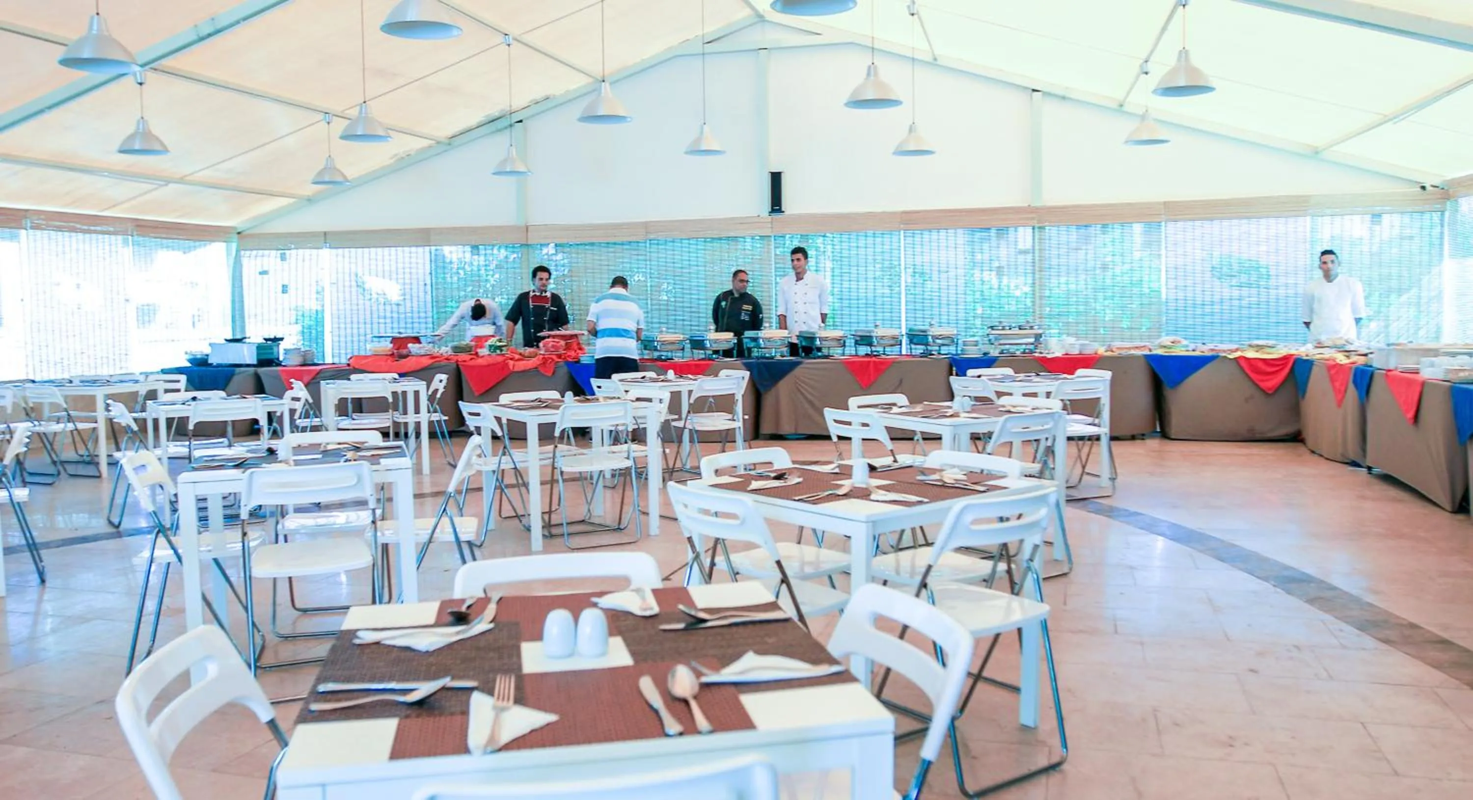 Restaurant/places to eat in Green Leaves Hotel