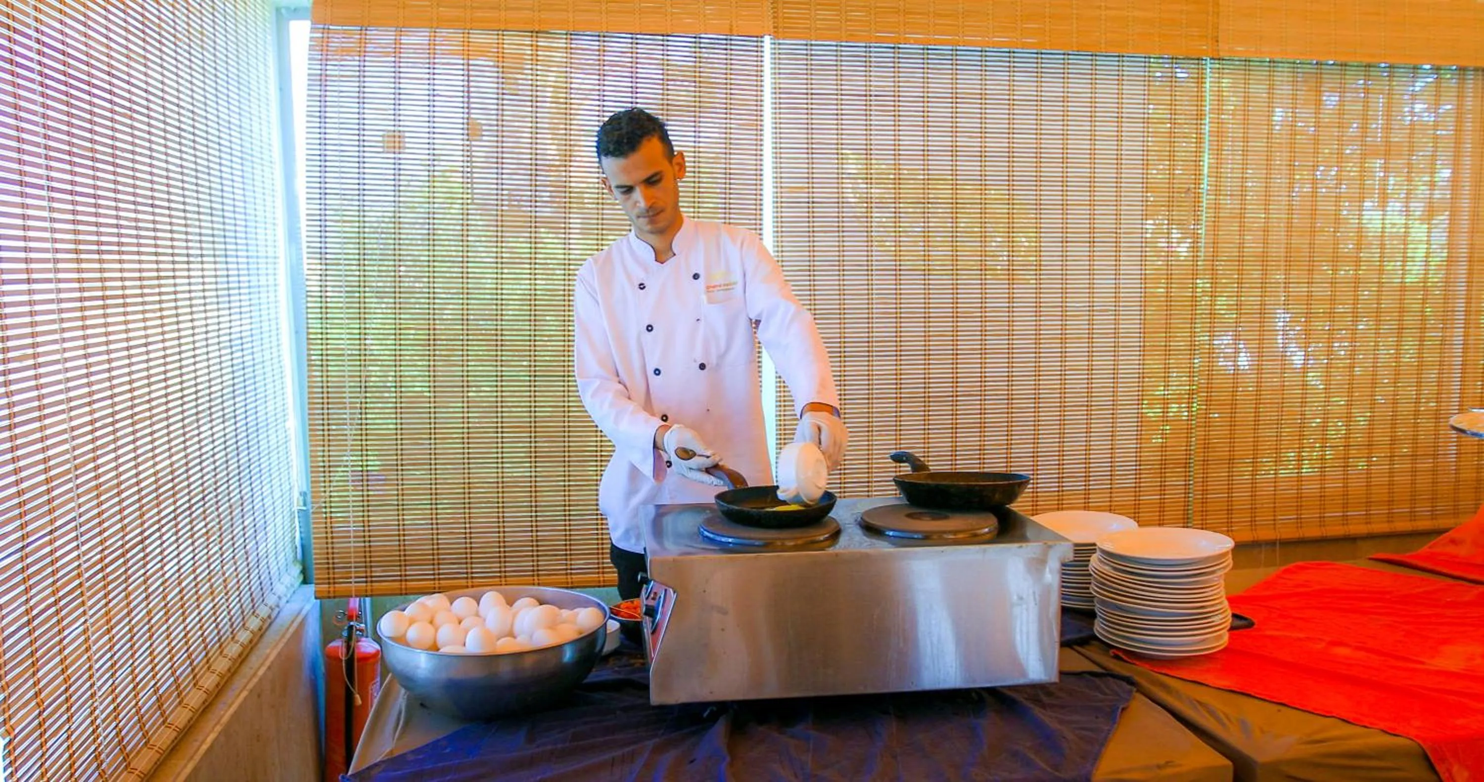 Restaurant/places to eat in Green Leaves Hotel