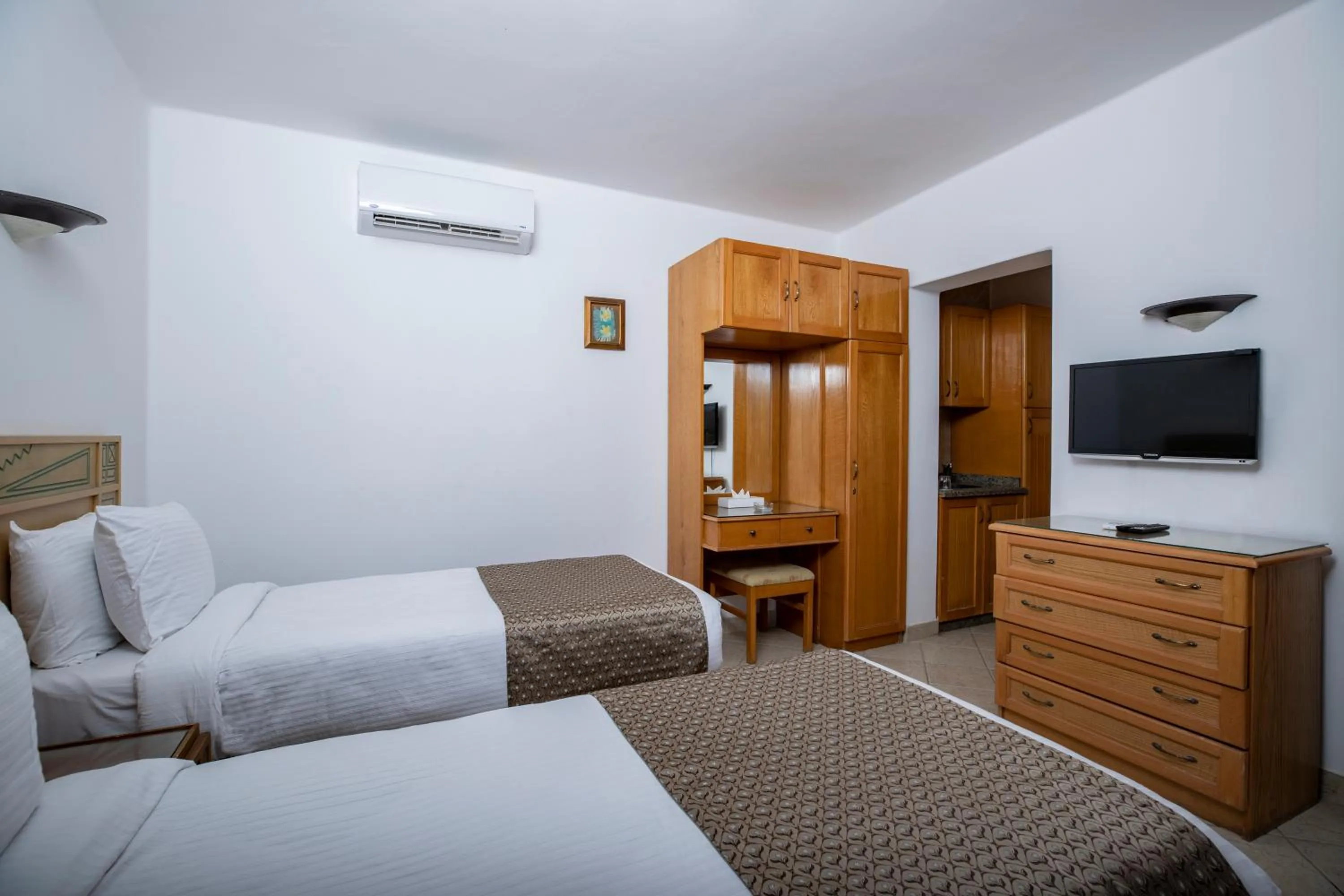 Communal lounge/ TV room in Green Leaves Hotel