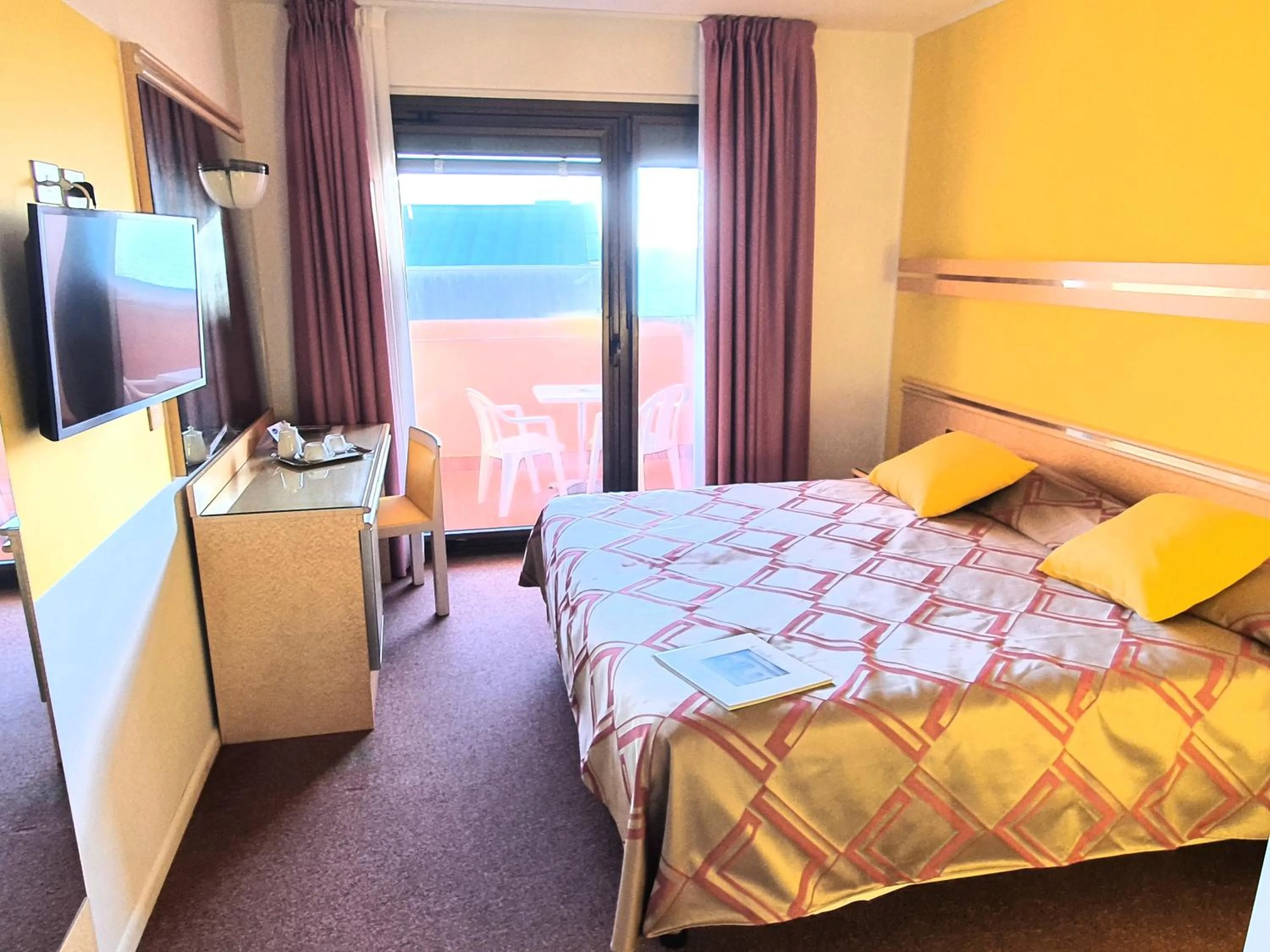 View (from property/room), Bed in Hotel Antares