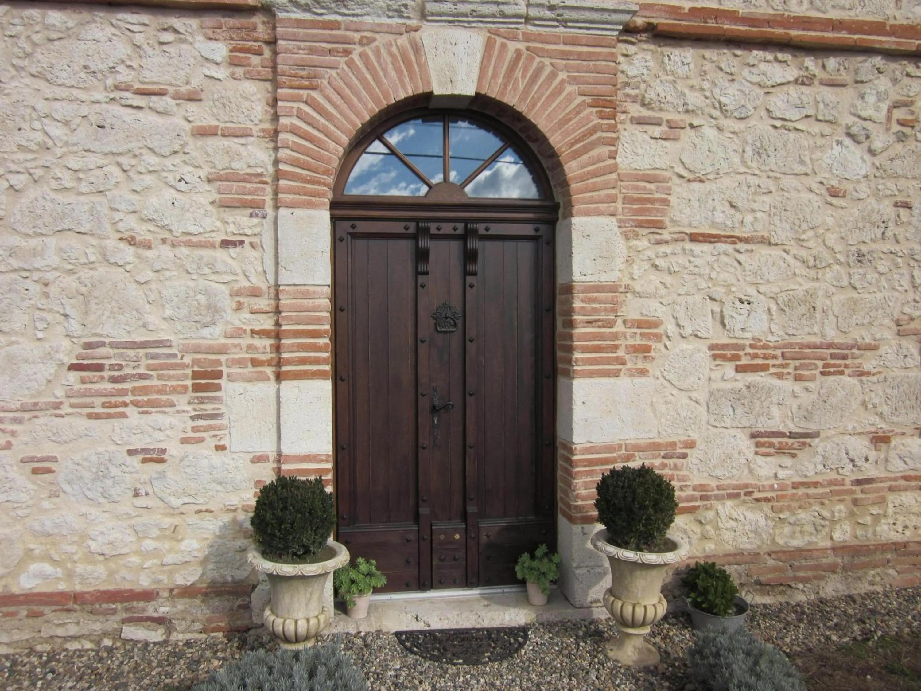 Facade/entrance in L'OUSTAL D'ADELE proche Canal du Midi et Moissac