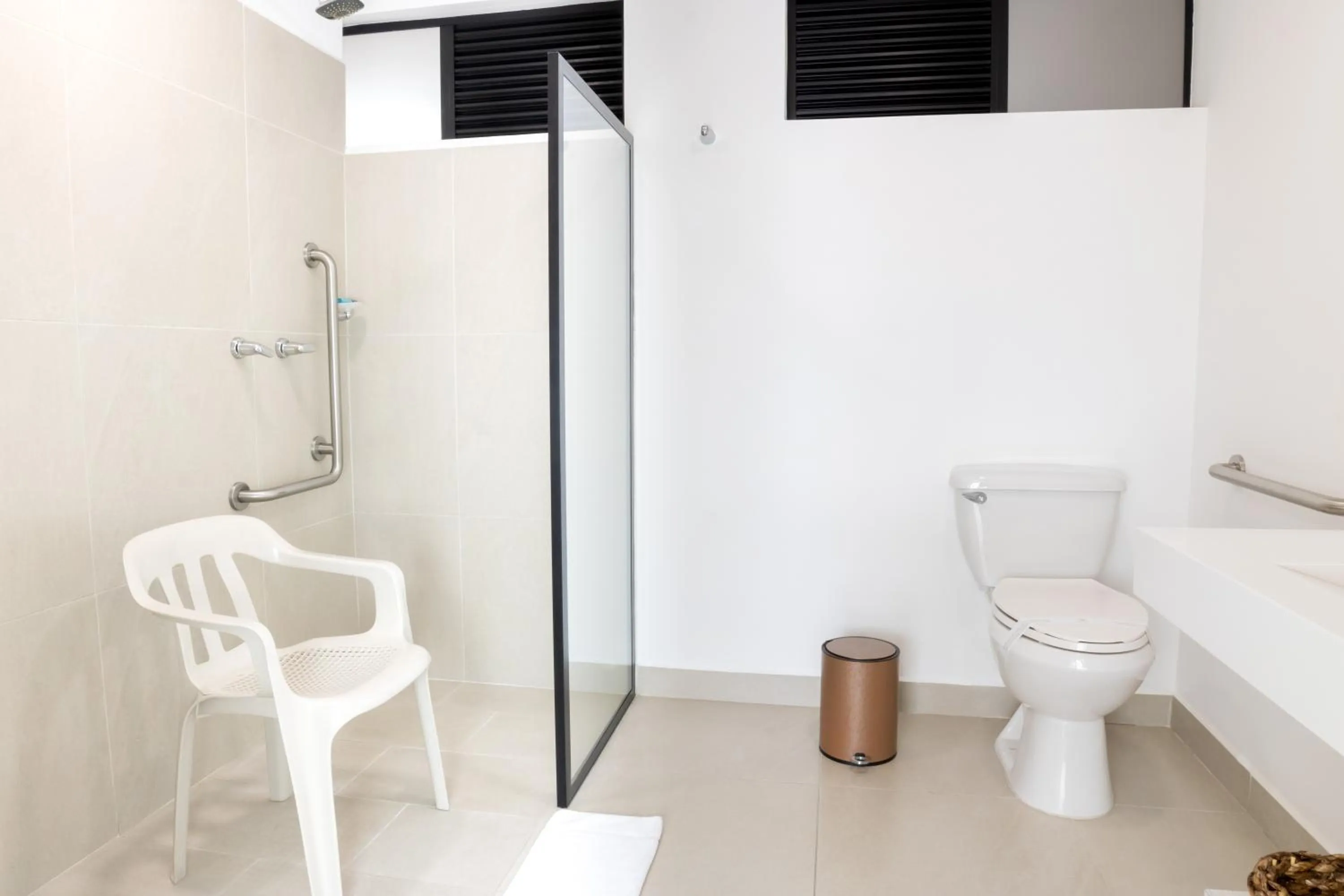 Bathroom in Origen Local Suites