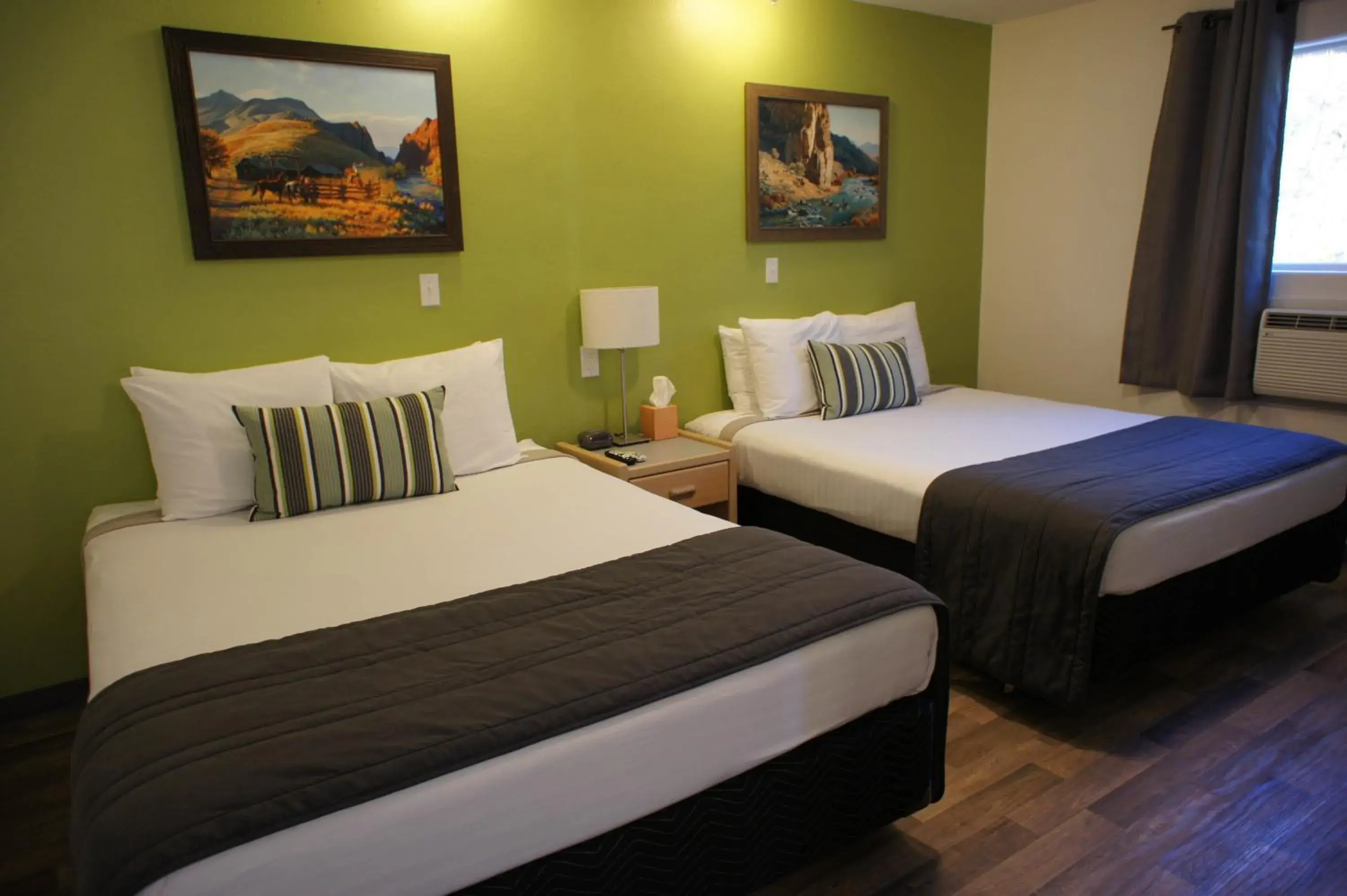 Queen Room with Two Queen Beds in City Center Motel Queen Room with Two Queen Beds in City Center Motel