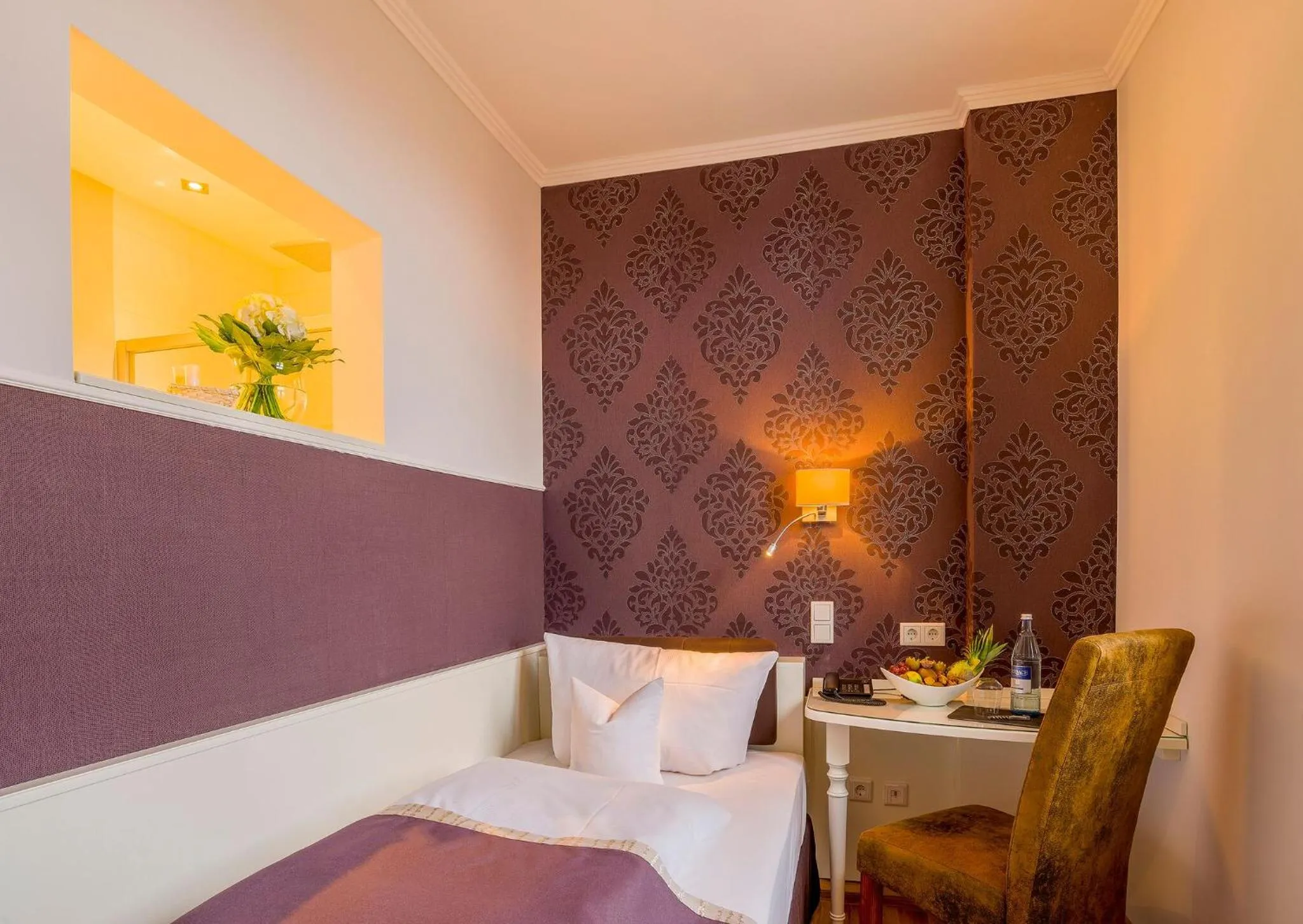 Living room, Bed in Hotel Krone