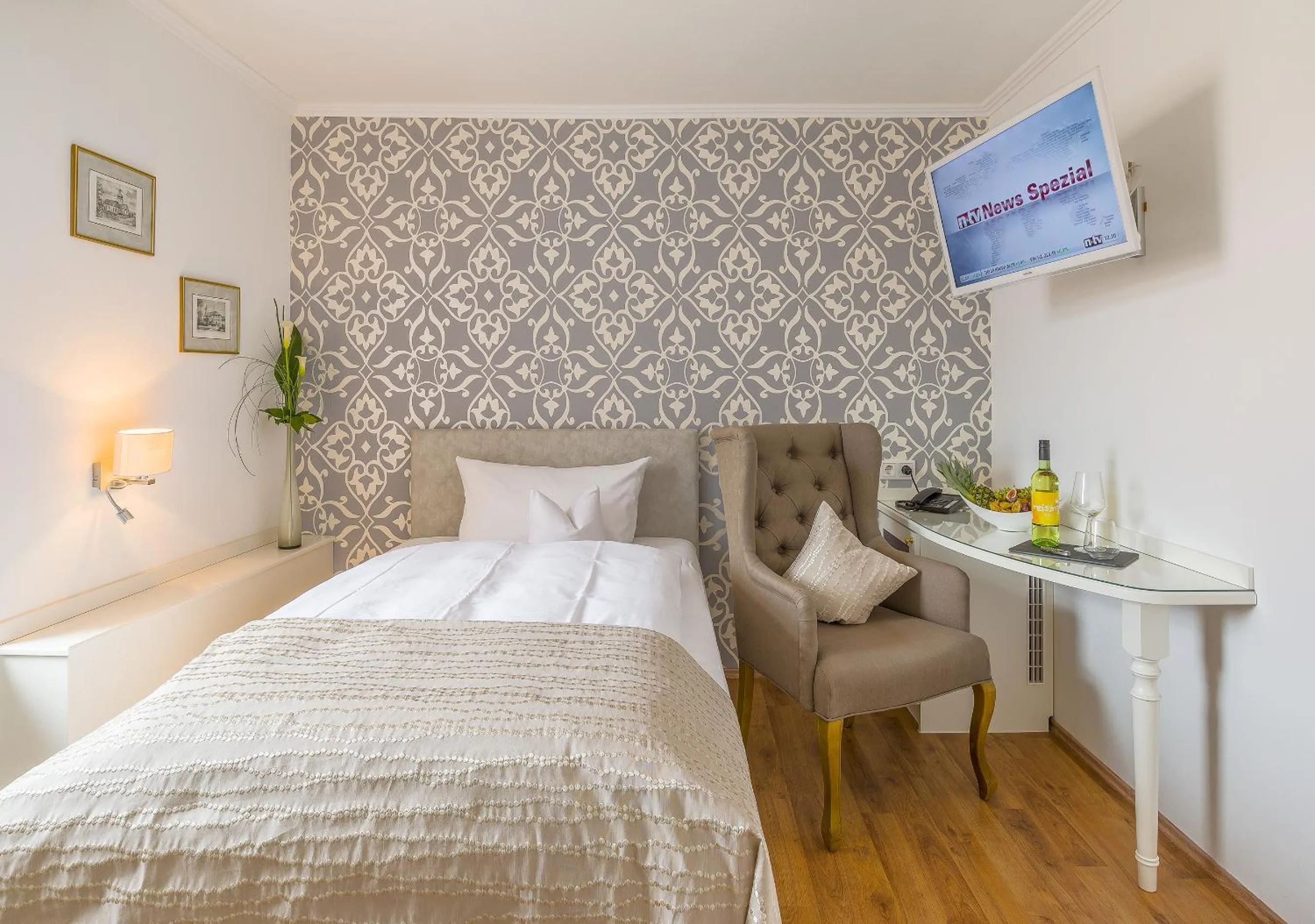 Living room, Bed in Hotel Krone