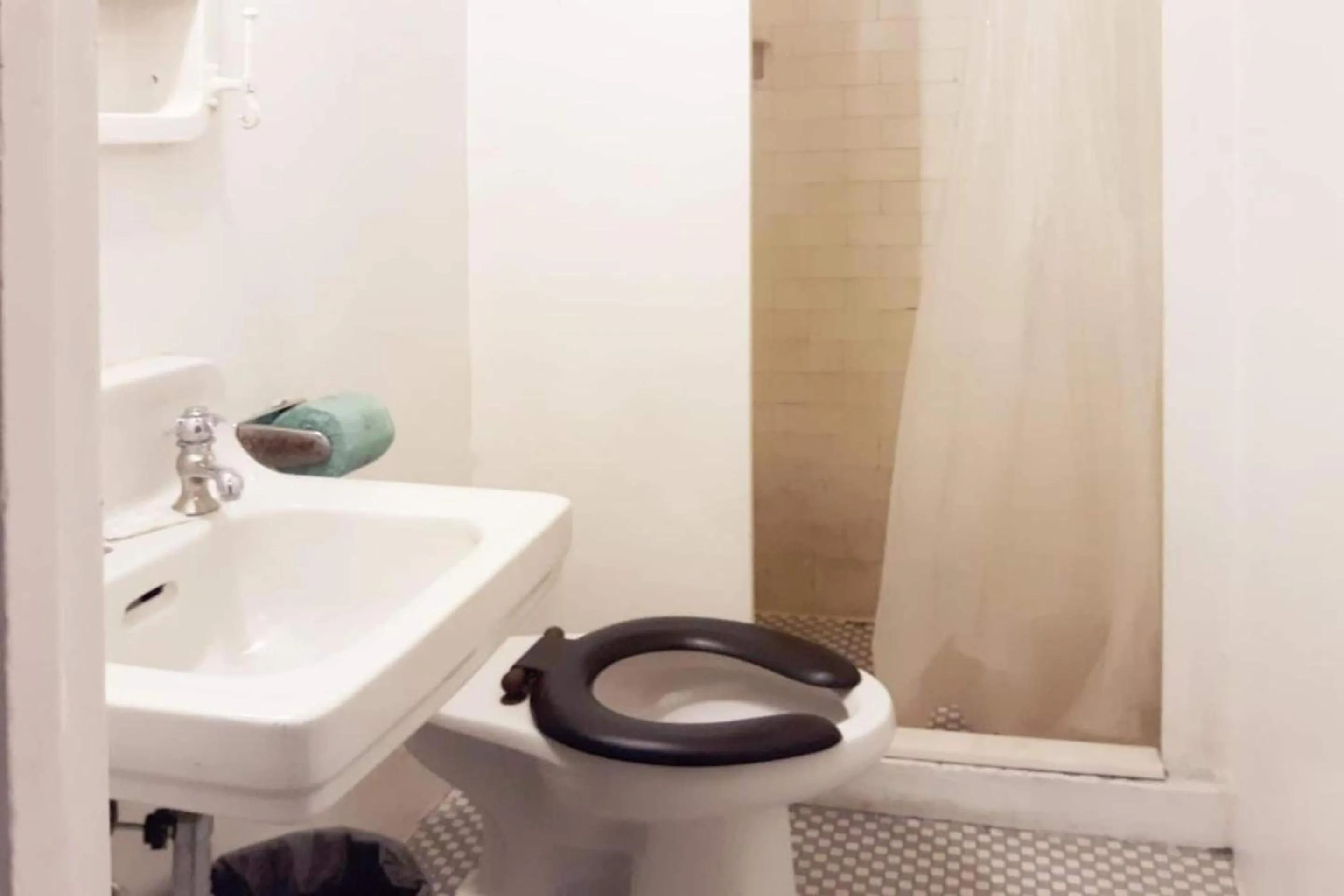 Bathroom in OYO Hotel Bradford Main St PA