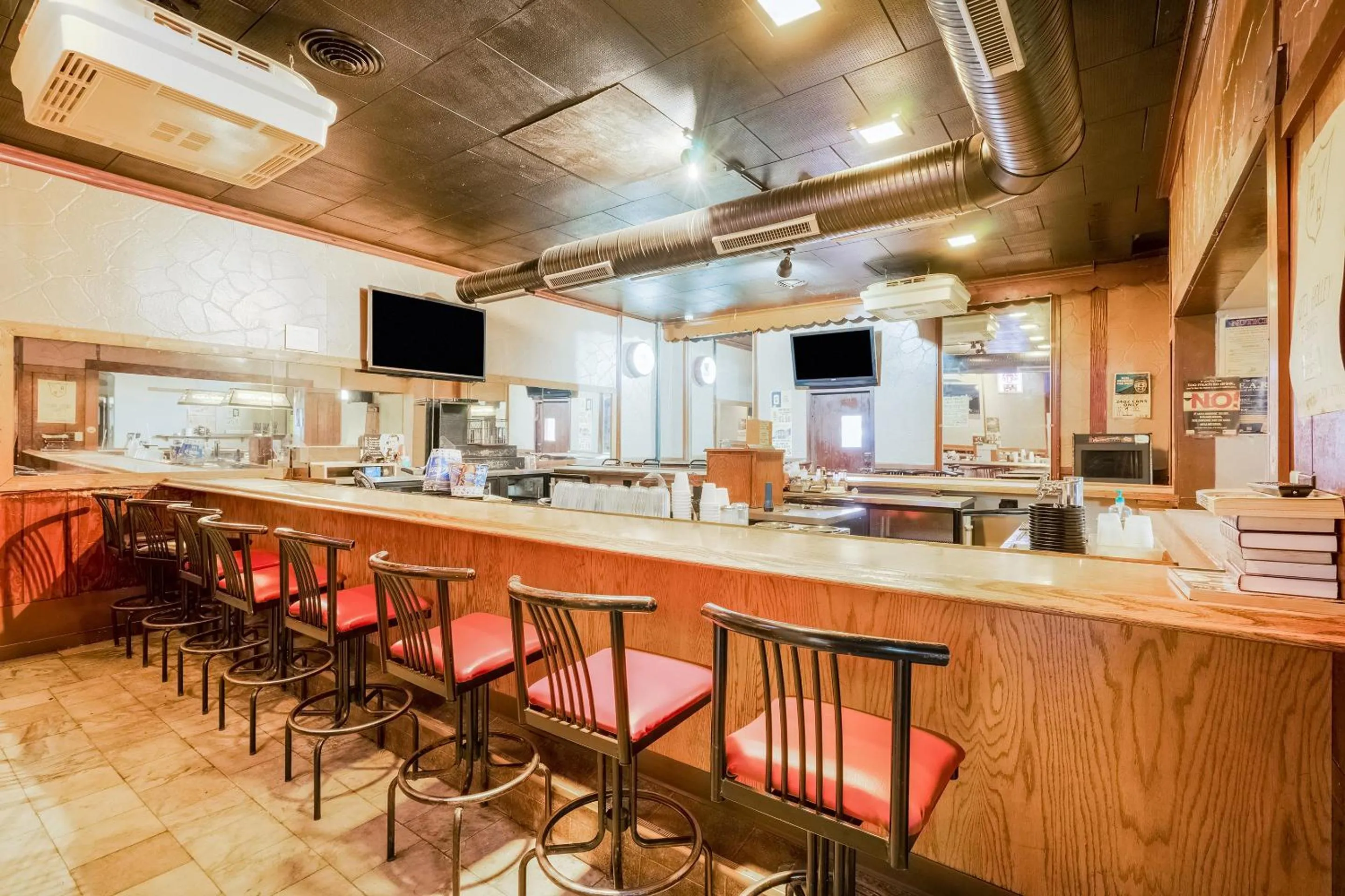 Restaurant/places to eat in OYO Hotel Bradford Main St PA