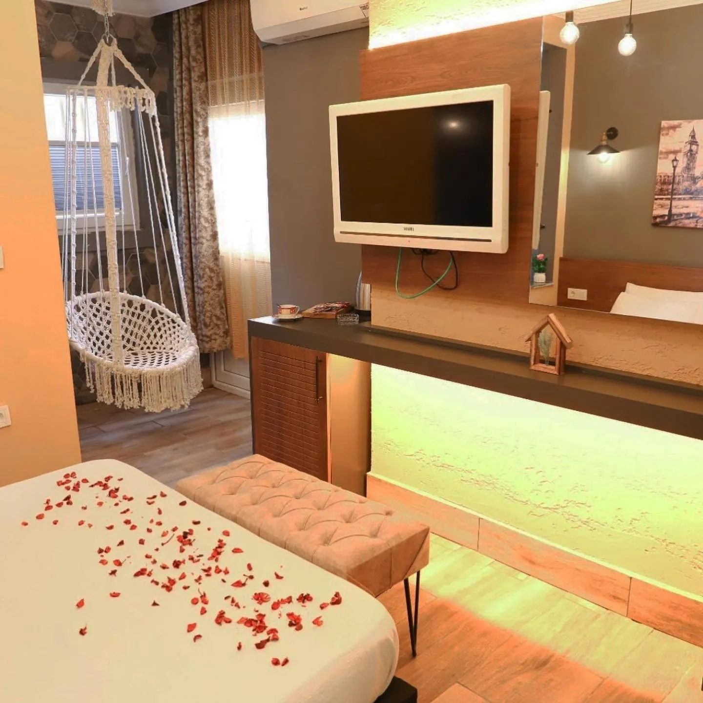 Communal lounge/ TV room, Bed in BetaS GuestHouse