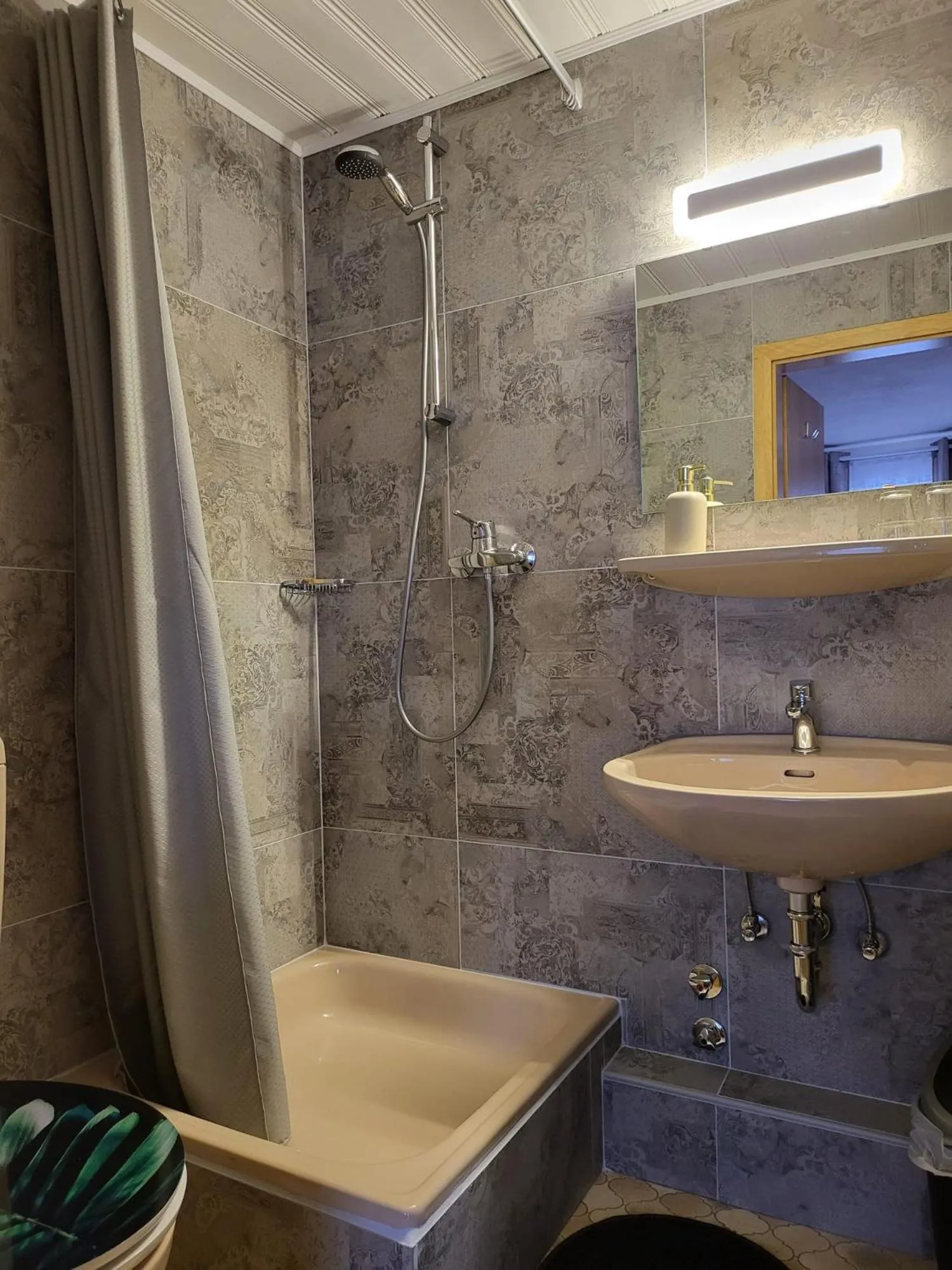 Bathroom in Pension Restaurant Luna