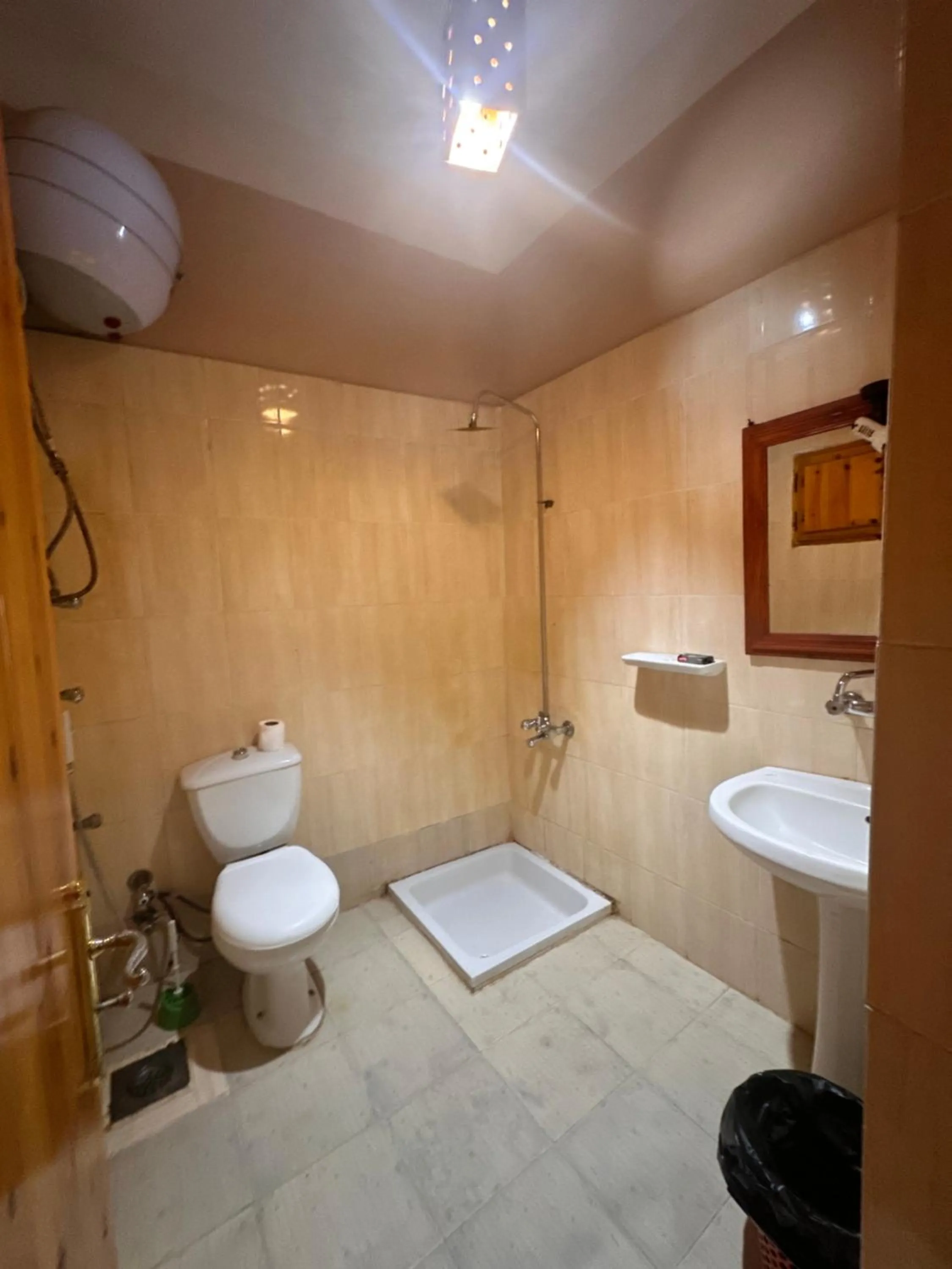 Shower in Nour El Waha Hotel