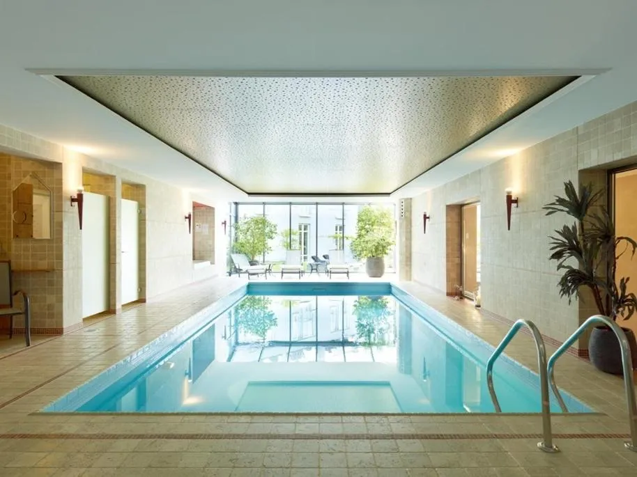 Swimming pool in Hotel Villa Hügel