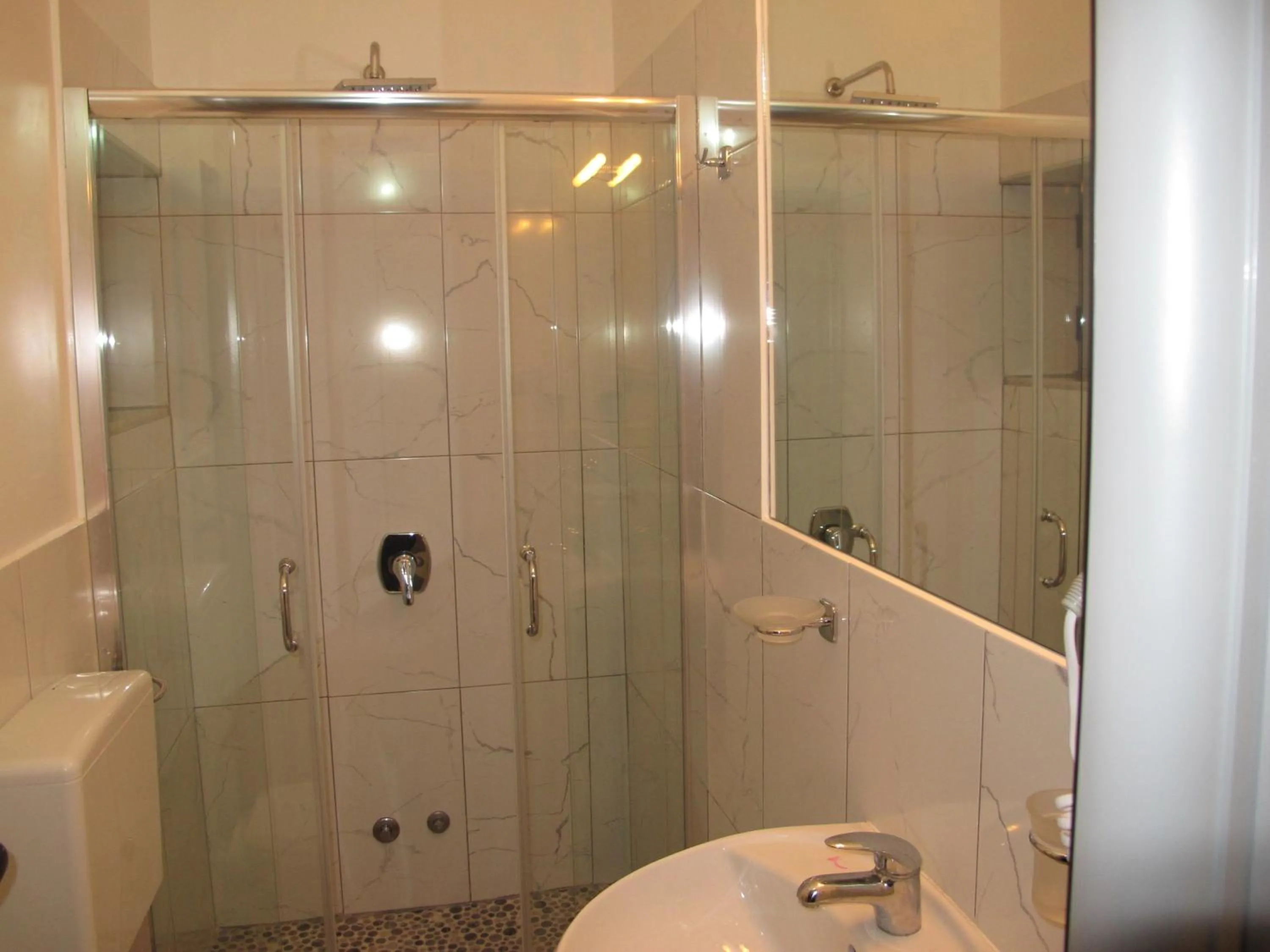 Bathroom in Hotel Nika