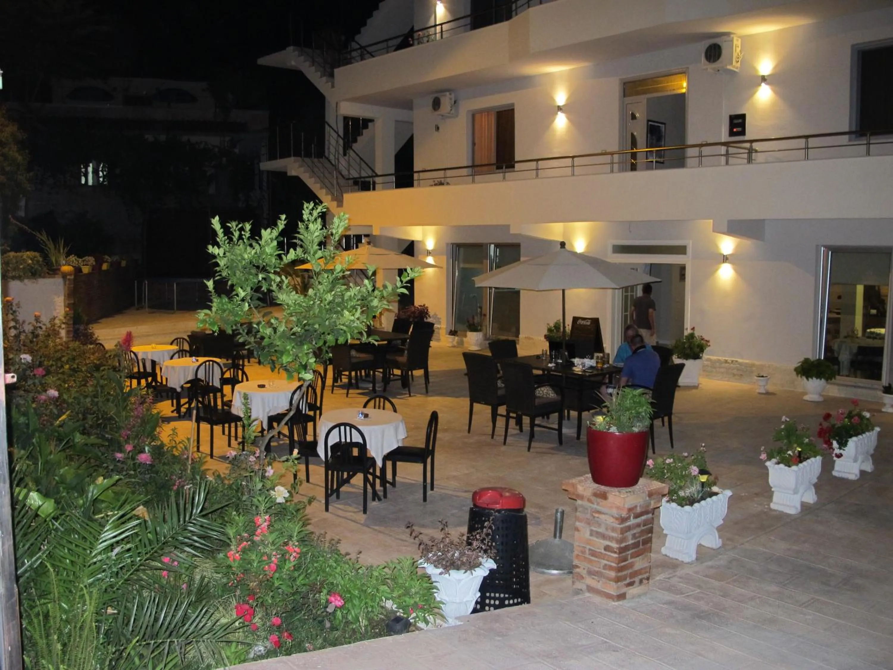Restaurant/places to eat in Hotel Nika