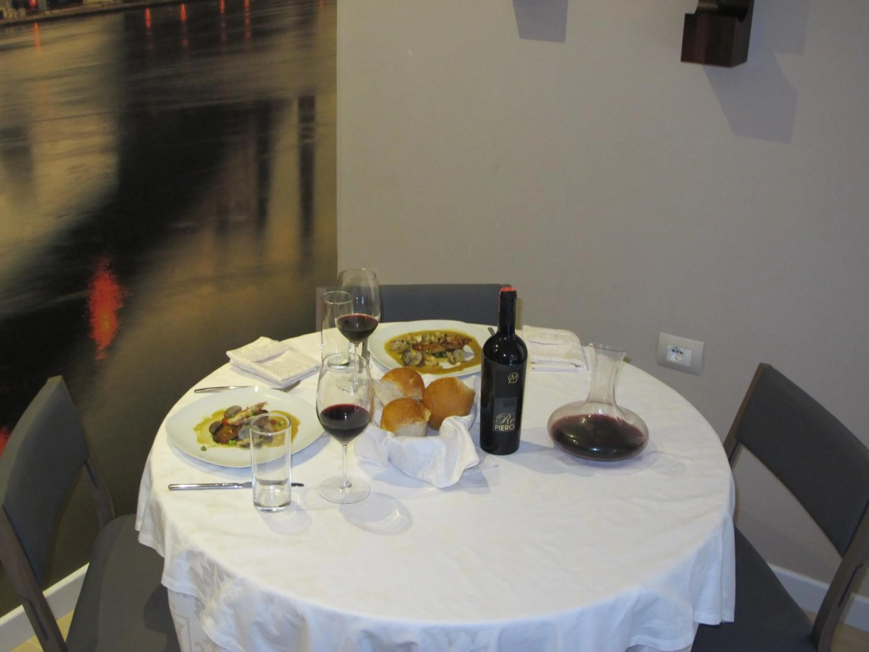 Restaurant/places to eat in Hotel Nika