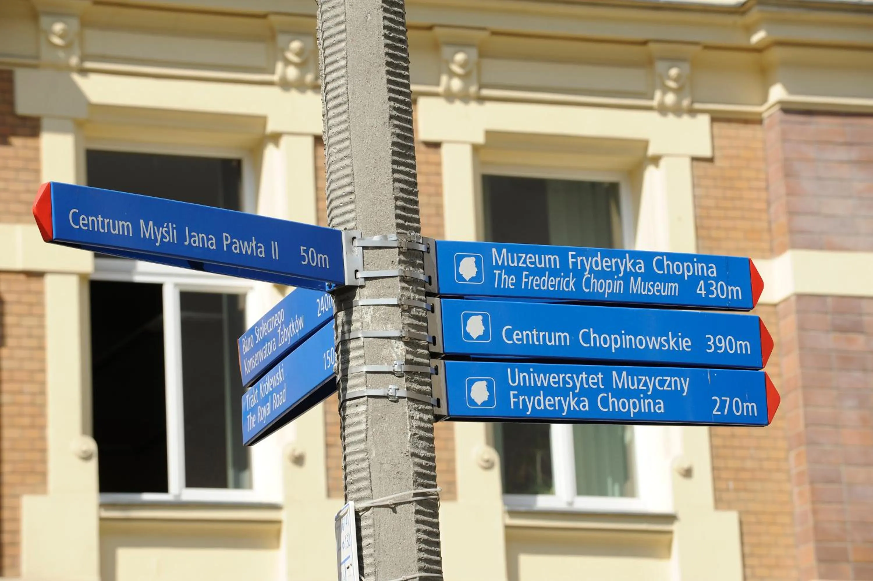 Facade/entrance in eMKa Hostel