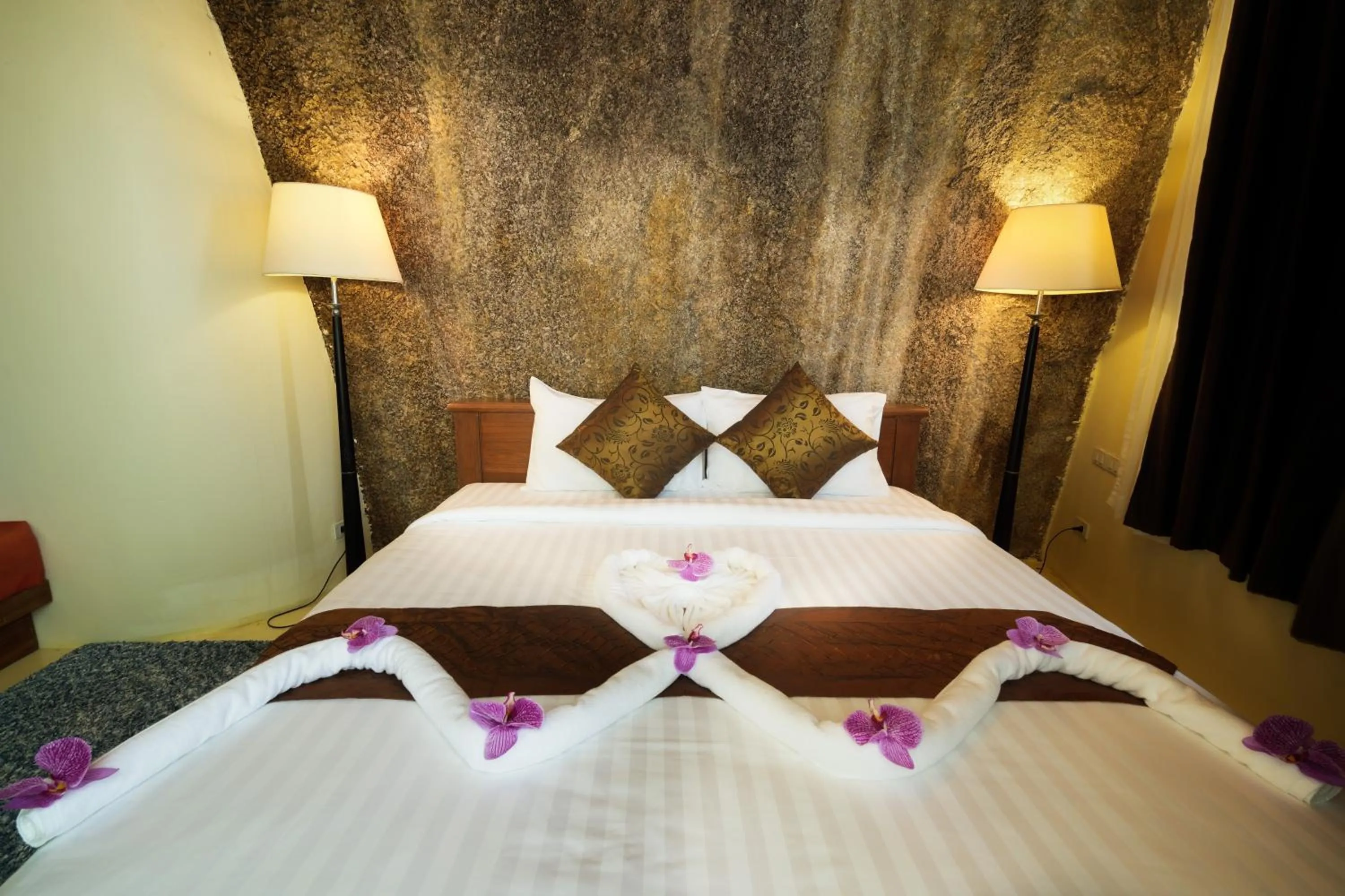 Bed in Nangyuan Island Dive Resort