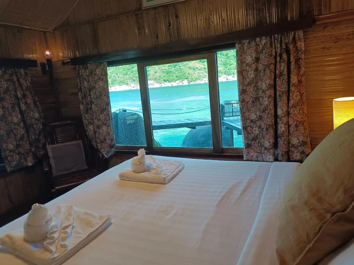 Bed in Nangyuan Island Dive Resort