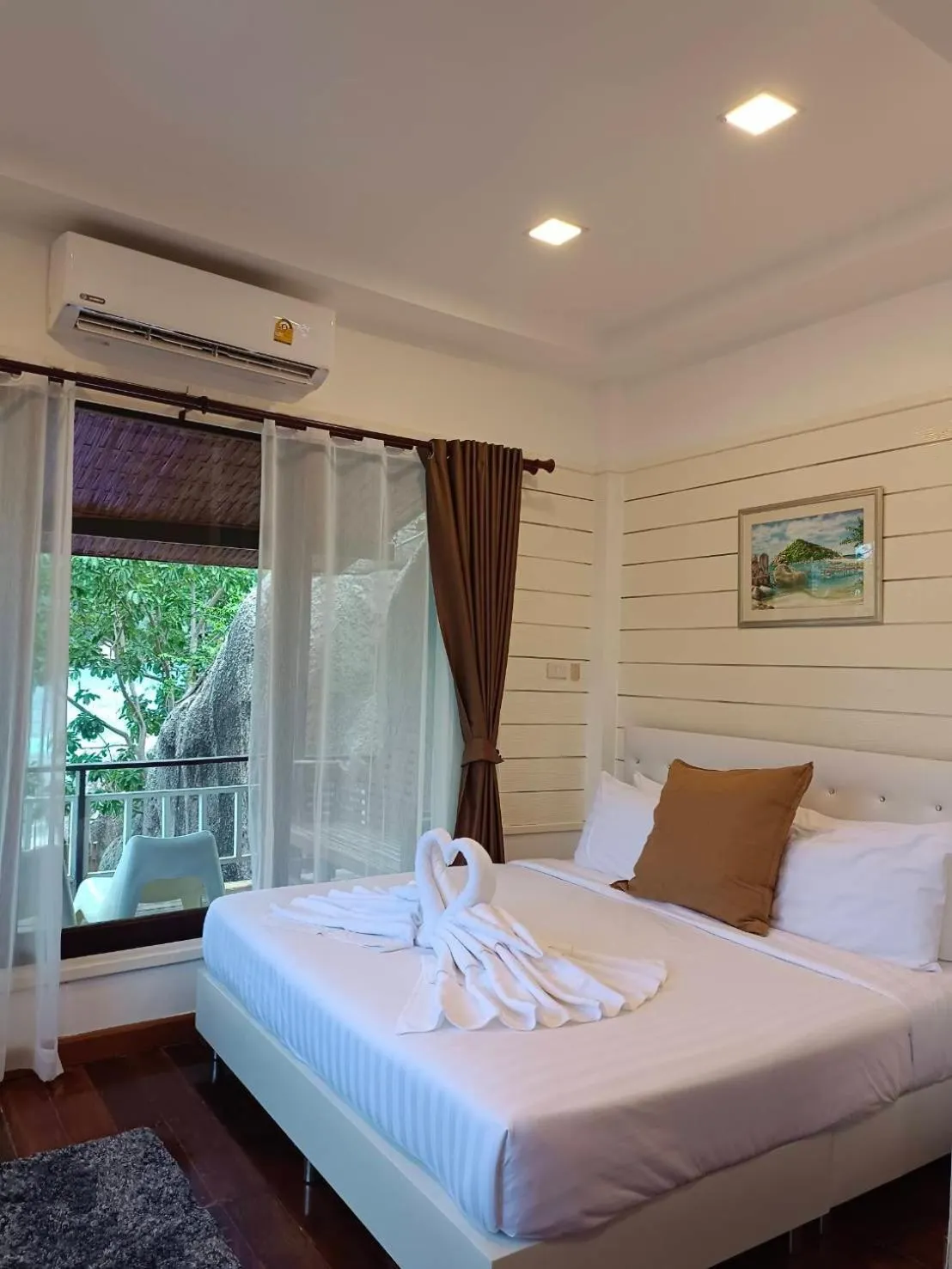 Bed in Nangyuan Island Dive Resort