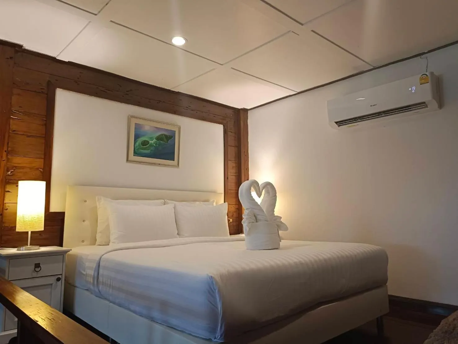 Bed in Nangyuan Island Dive Resort