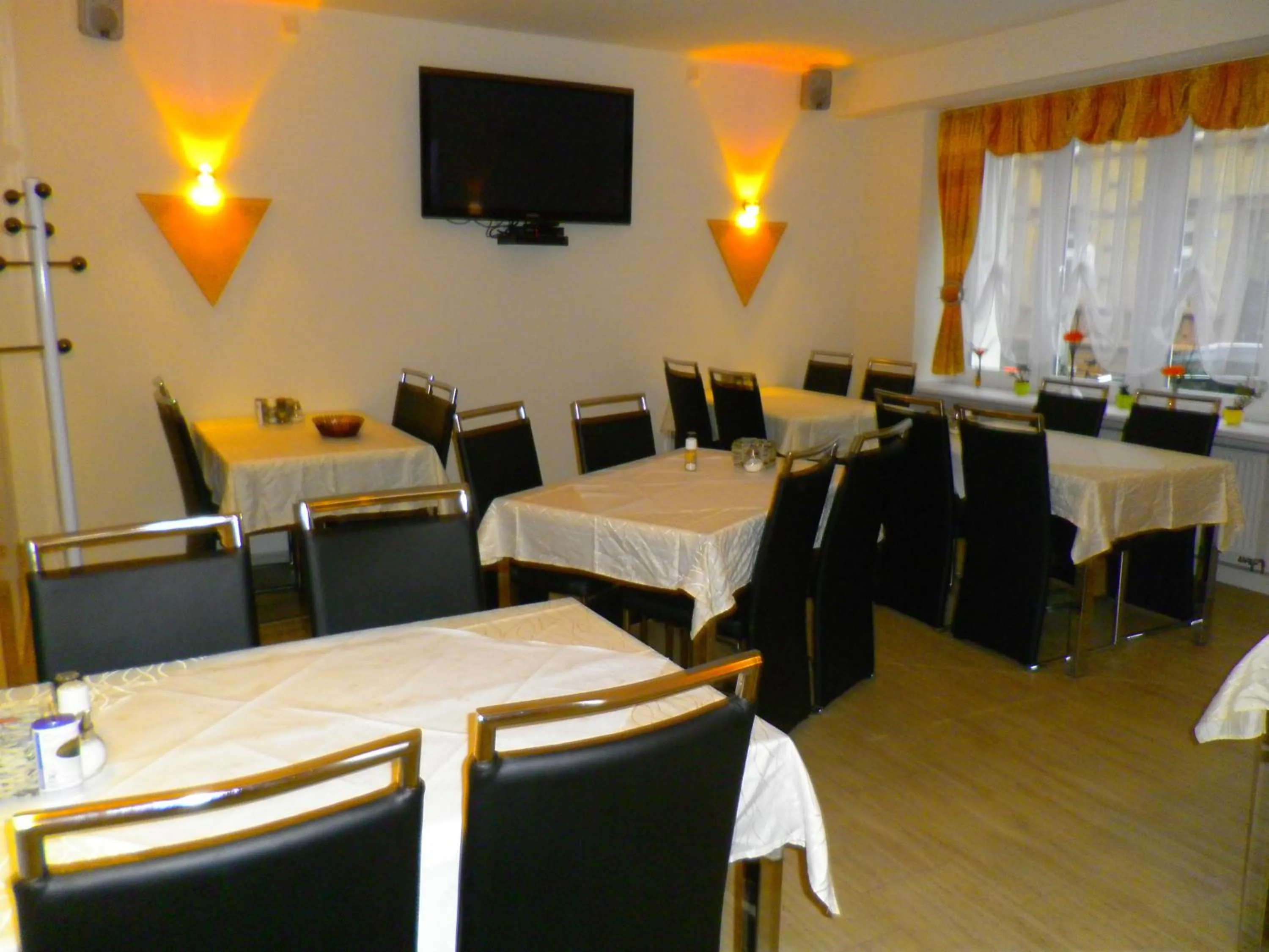 Restaurant/places to eat in Astra Hotel