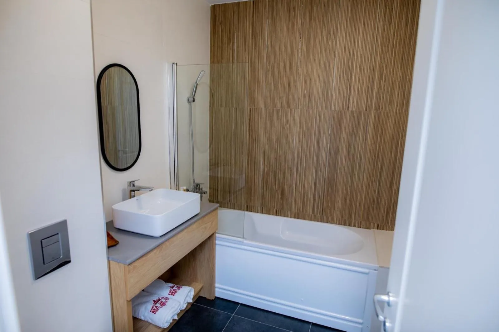 Bathroom, Bed in Sea On Mamaia