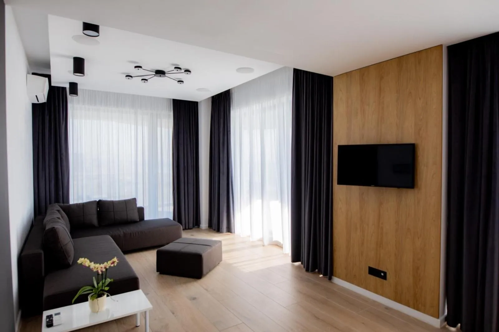Communal lounge/ TV room in Sea On Mamaia