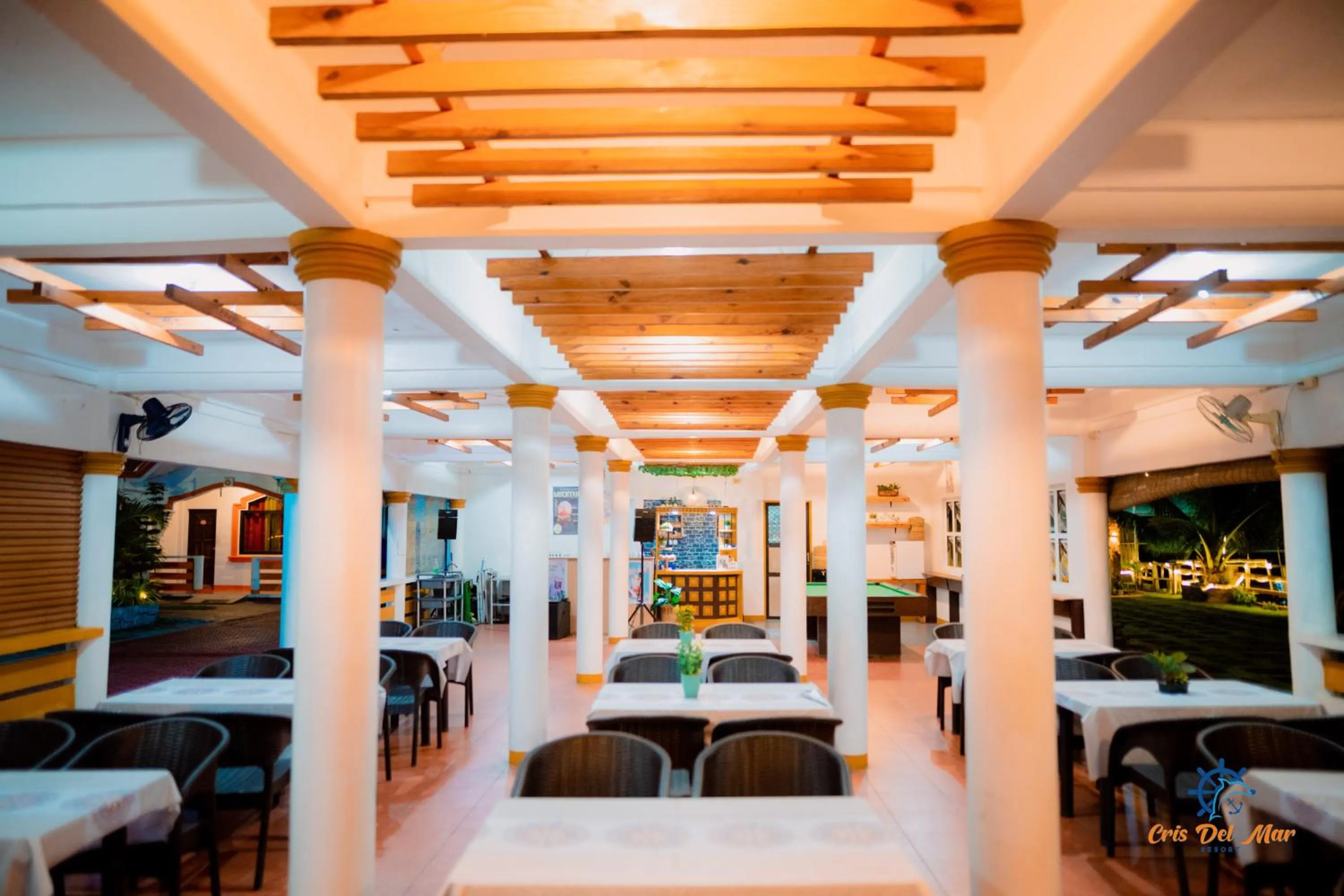 Dining area in Cris Del Mar Resort