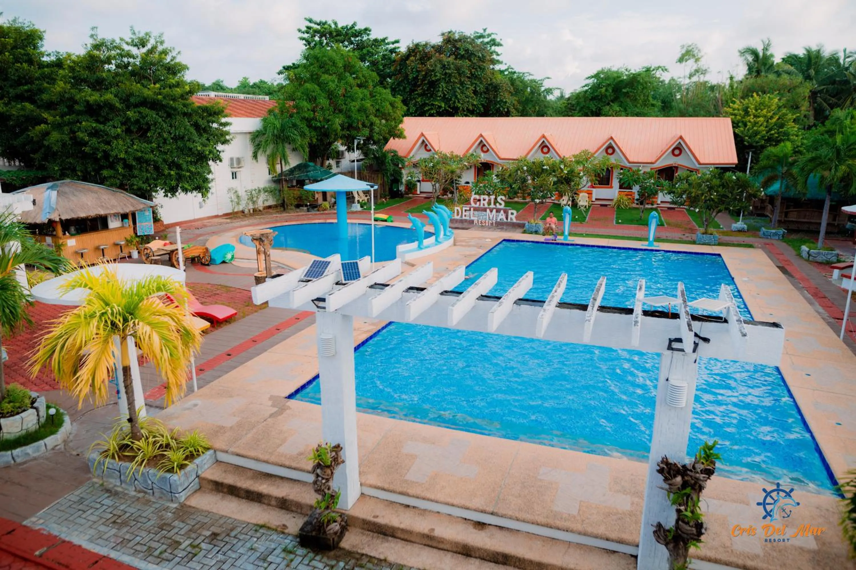 Swimming pool in Cris Del Mar Resort