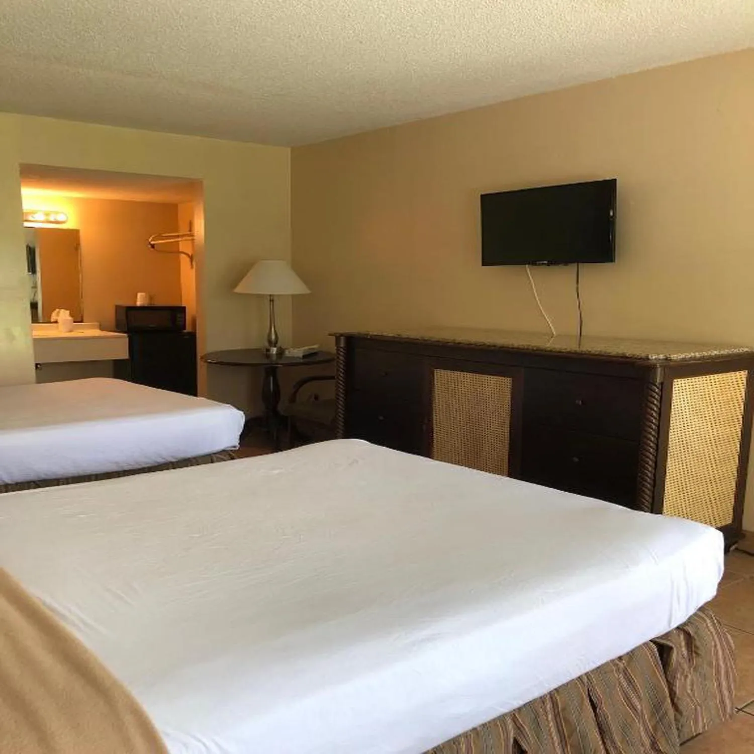 Bed in Altamonte Springs Hotel and Suites