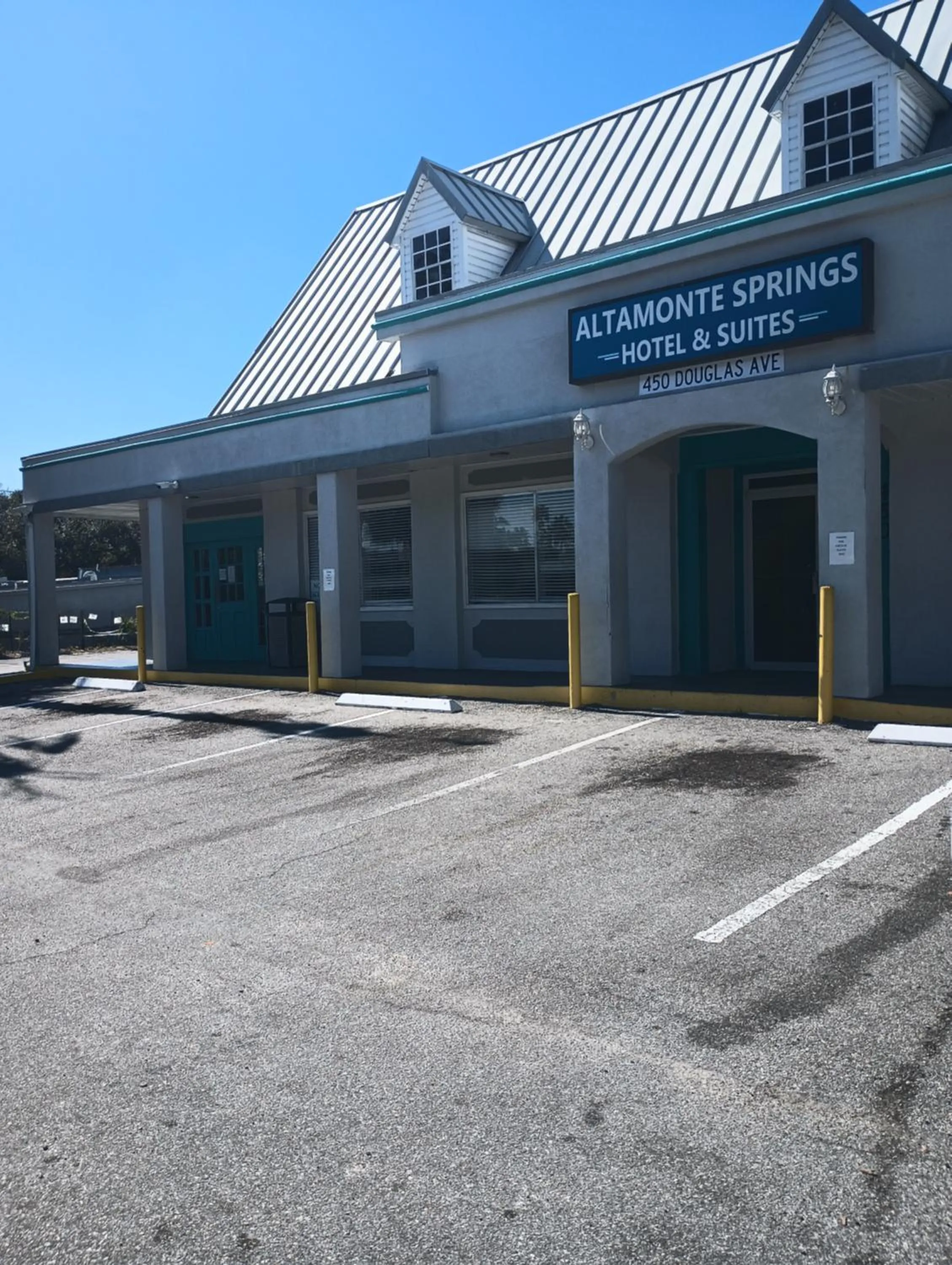 Property building in Altamonte Springs Hotel and Suites