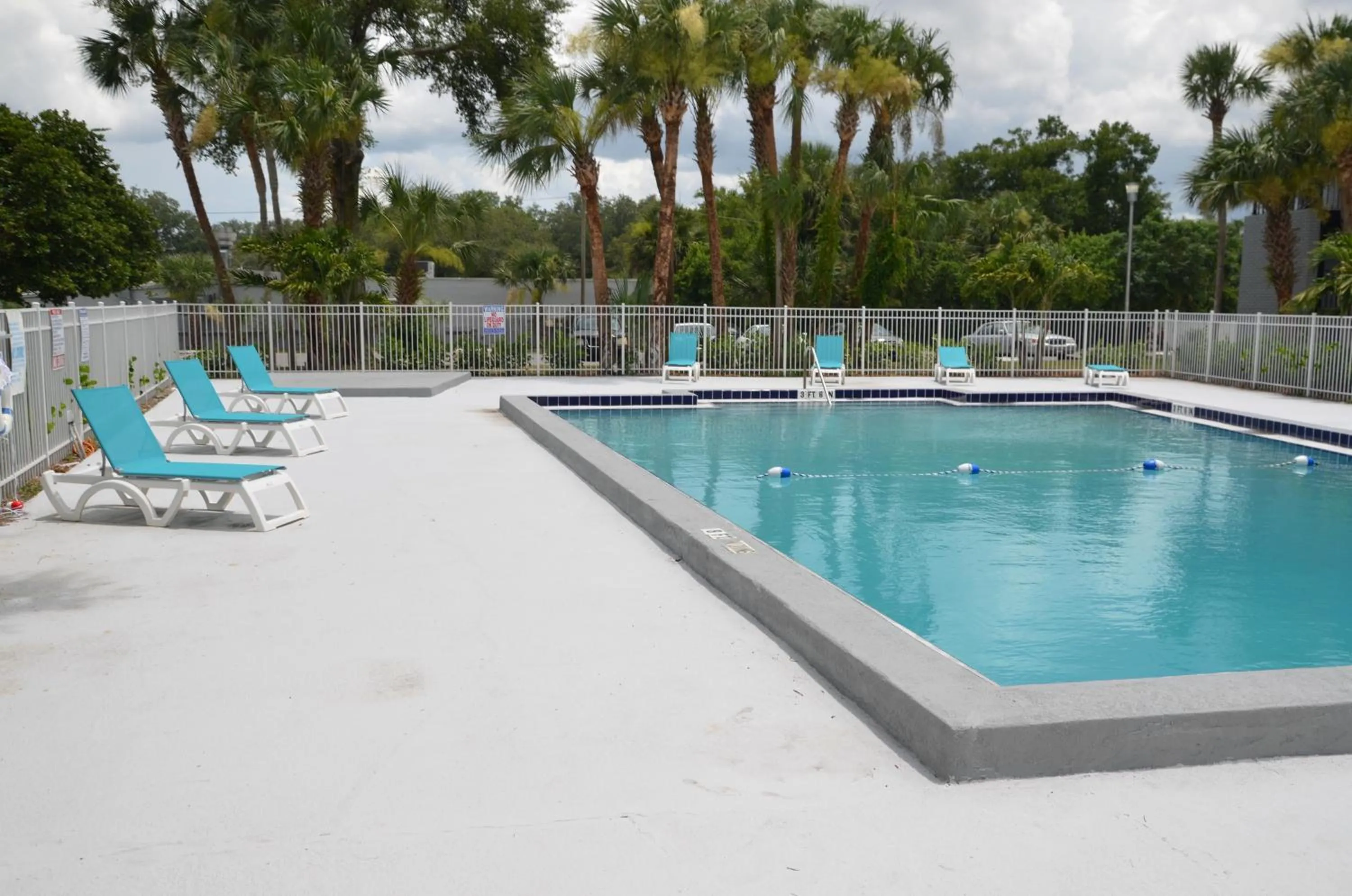 Swimming pool in Altamonte Springs Hotel and Suites