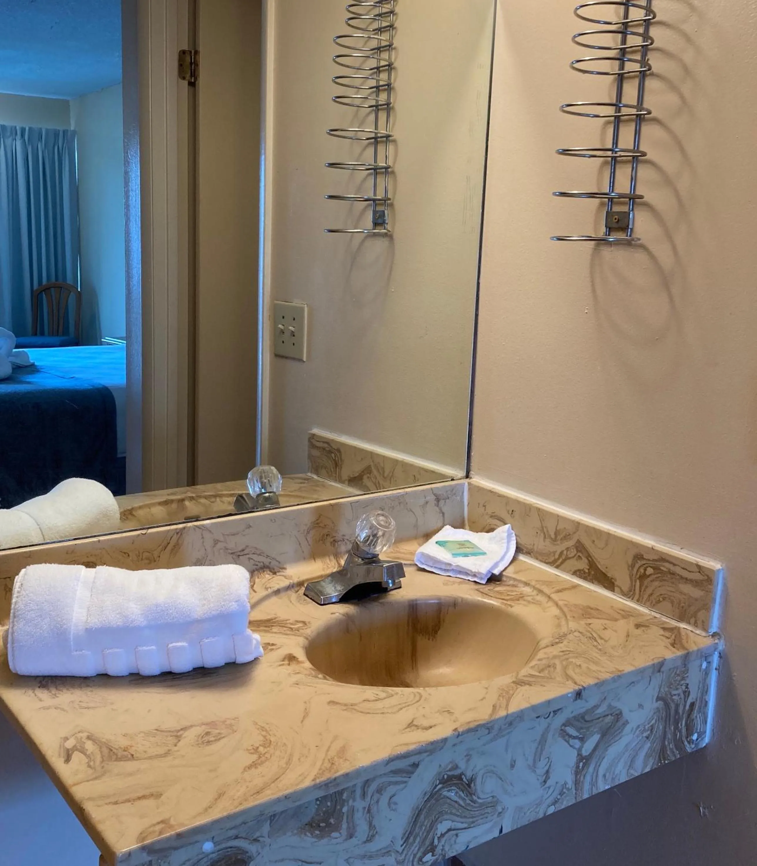 Bathroom, Bed in Altamonte Springs Hotel and Suites