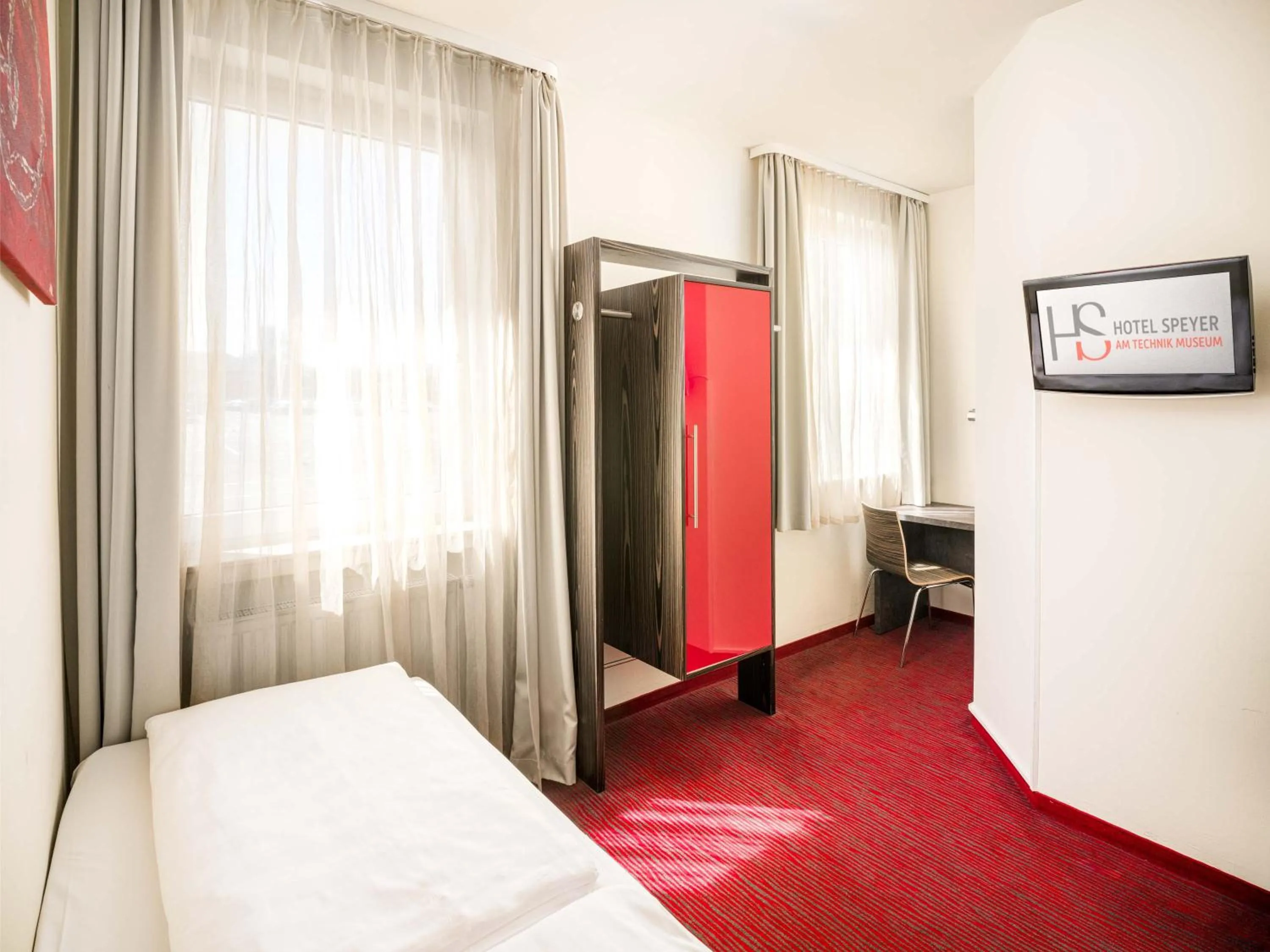 Photo of the whole room, Bed in Hotel Speyer am Technik Museum