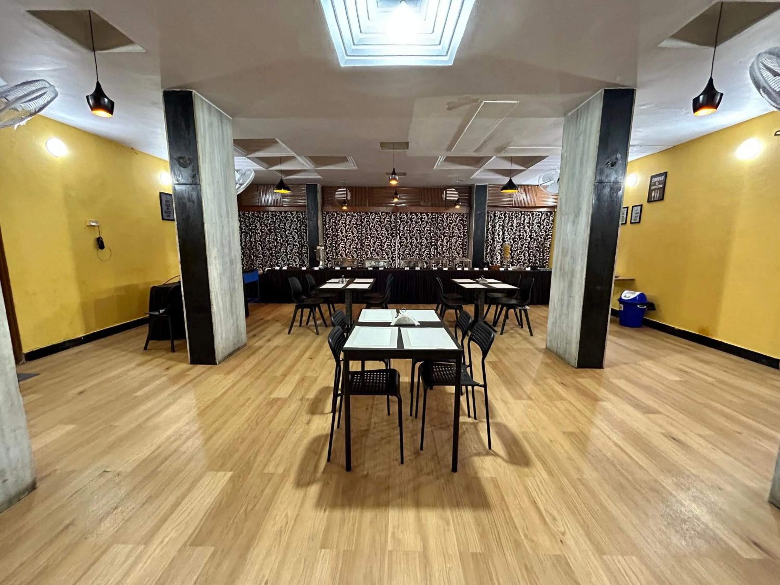 Restaurant/places to eat in New Hotel Suhail