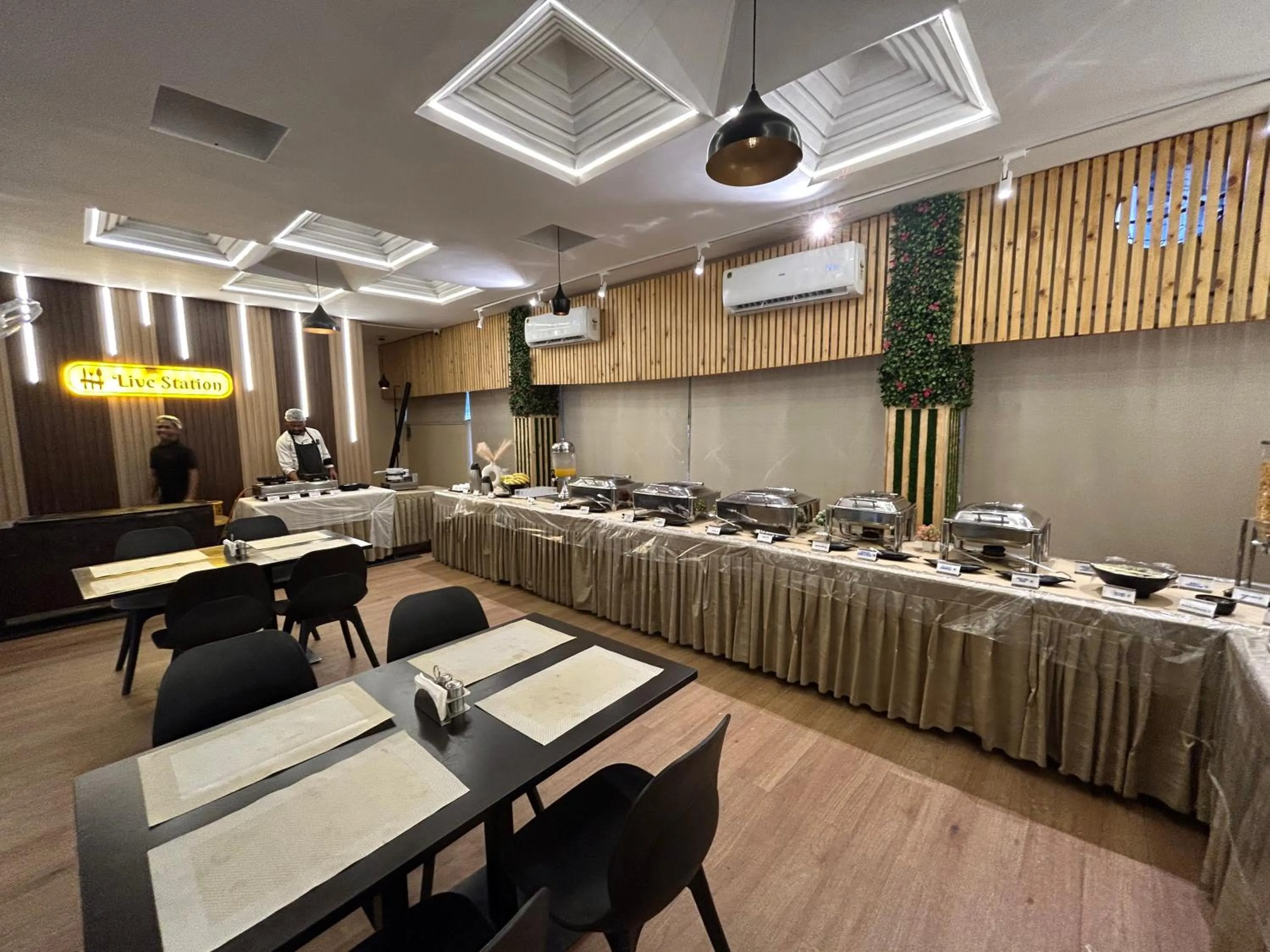 Restaurant/places to eat in New Hotel Suhail