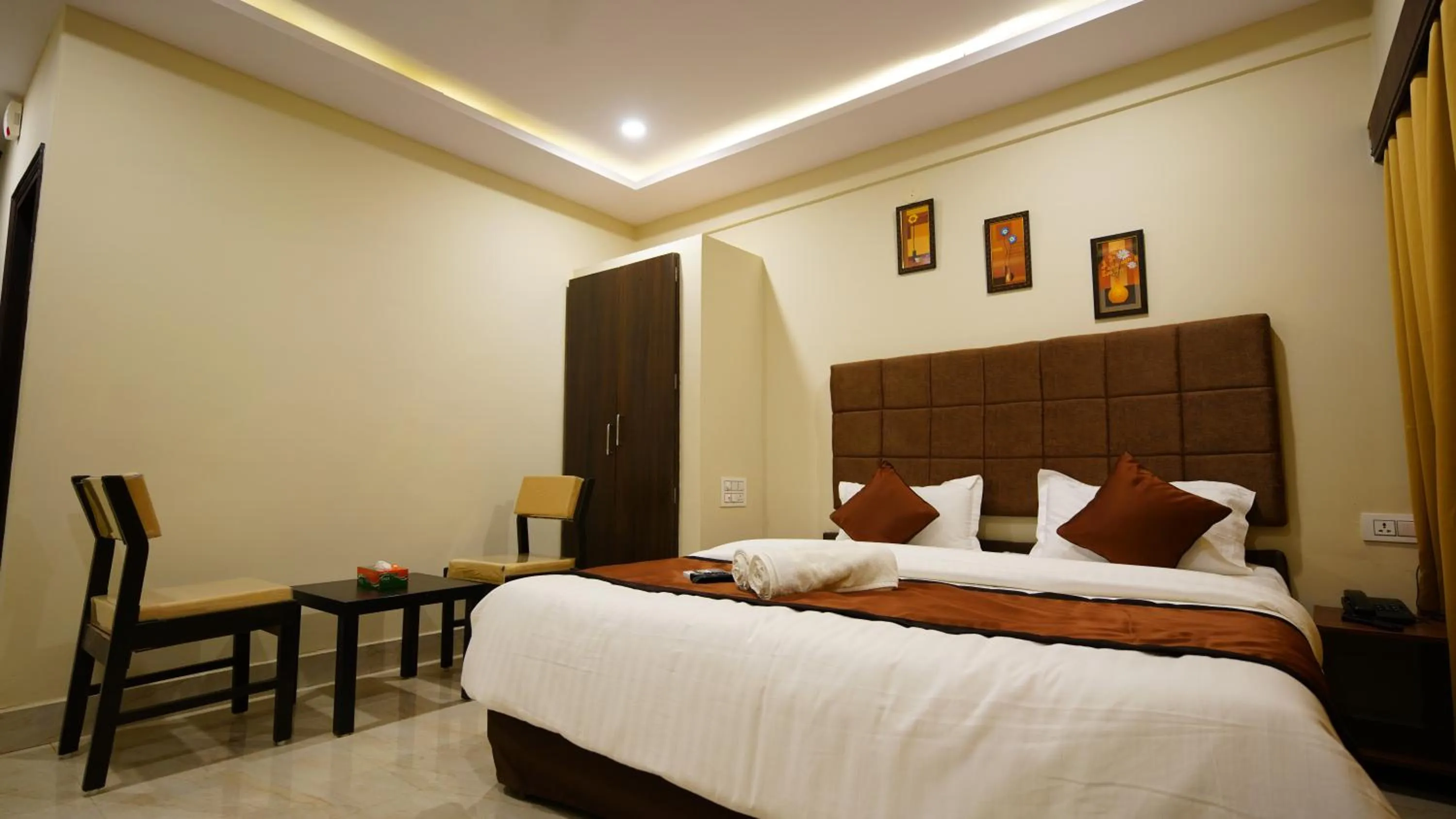 Photo of the whole room, Bed in New Hotel Suhail