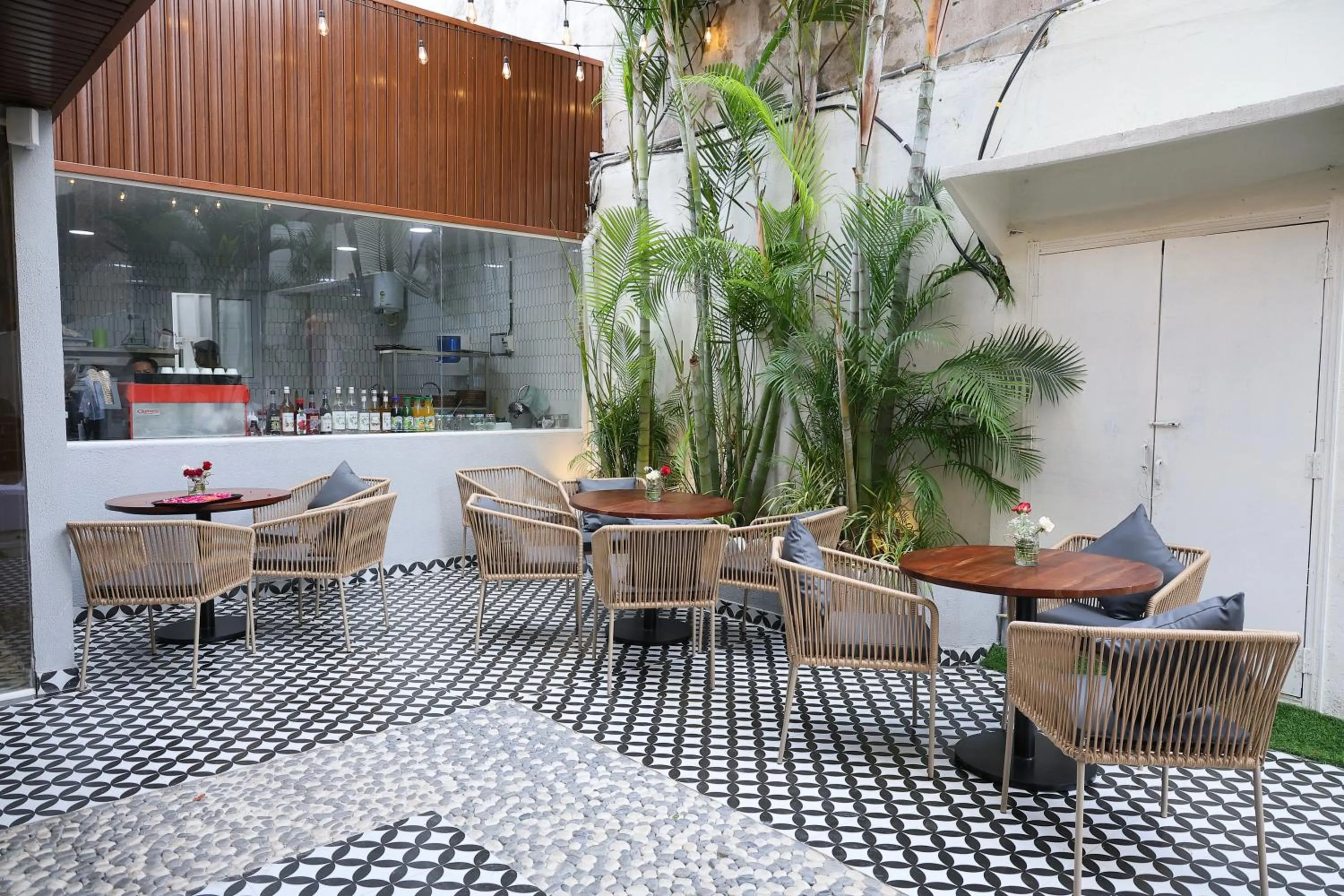 Restaurant/places to eat in New Hotel Suhail