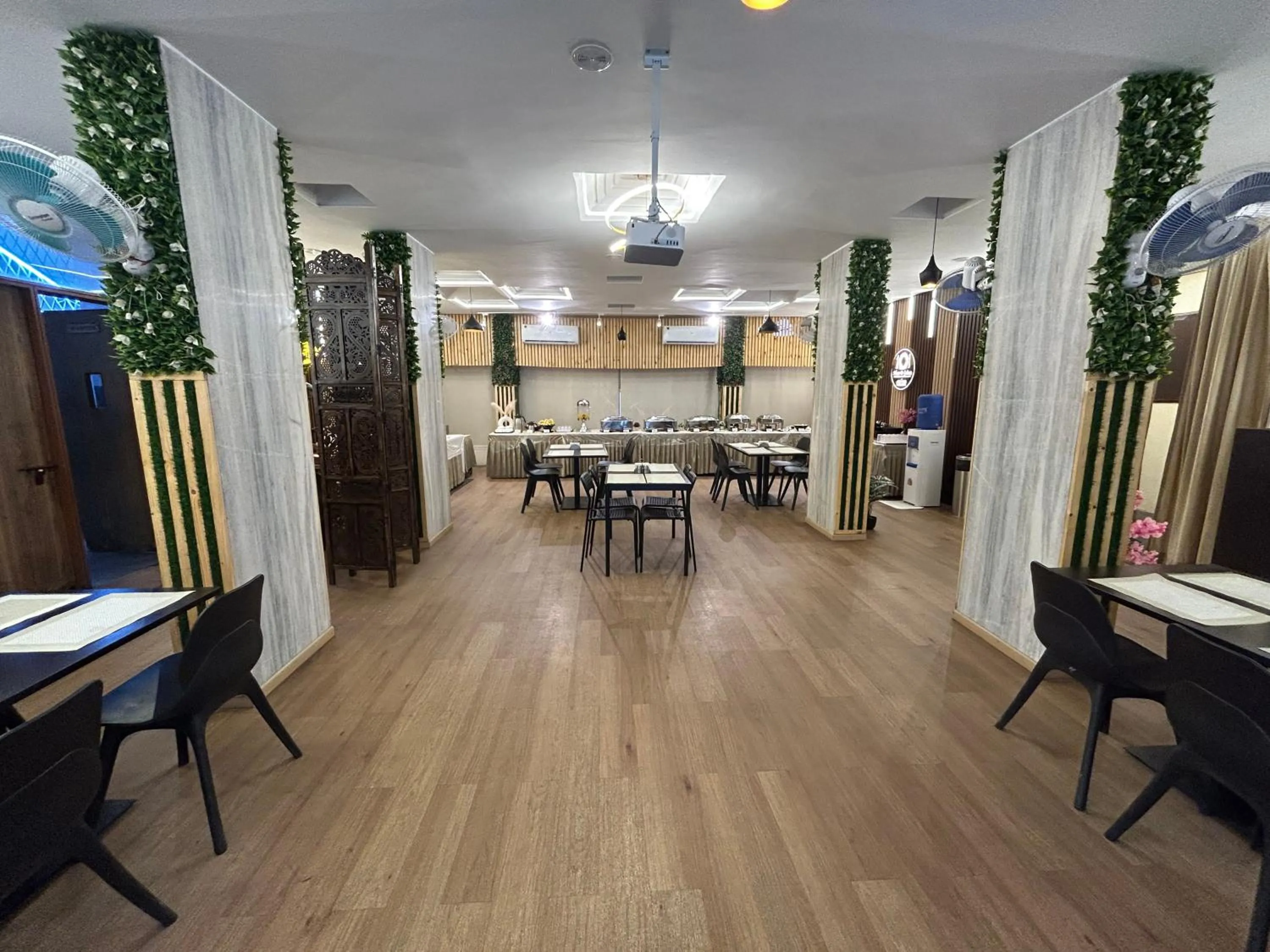 Restaurant/places to eat in New Hotel Suhail