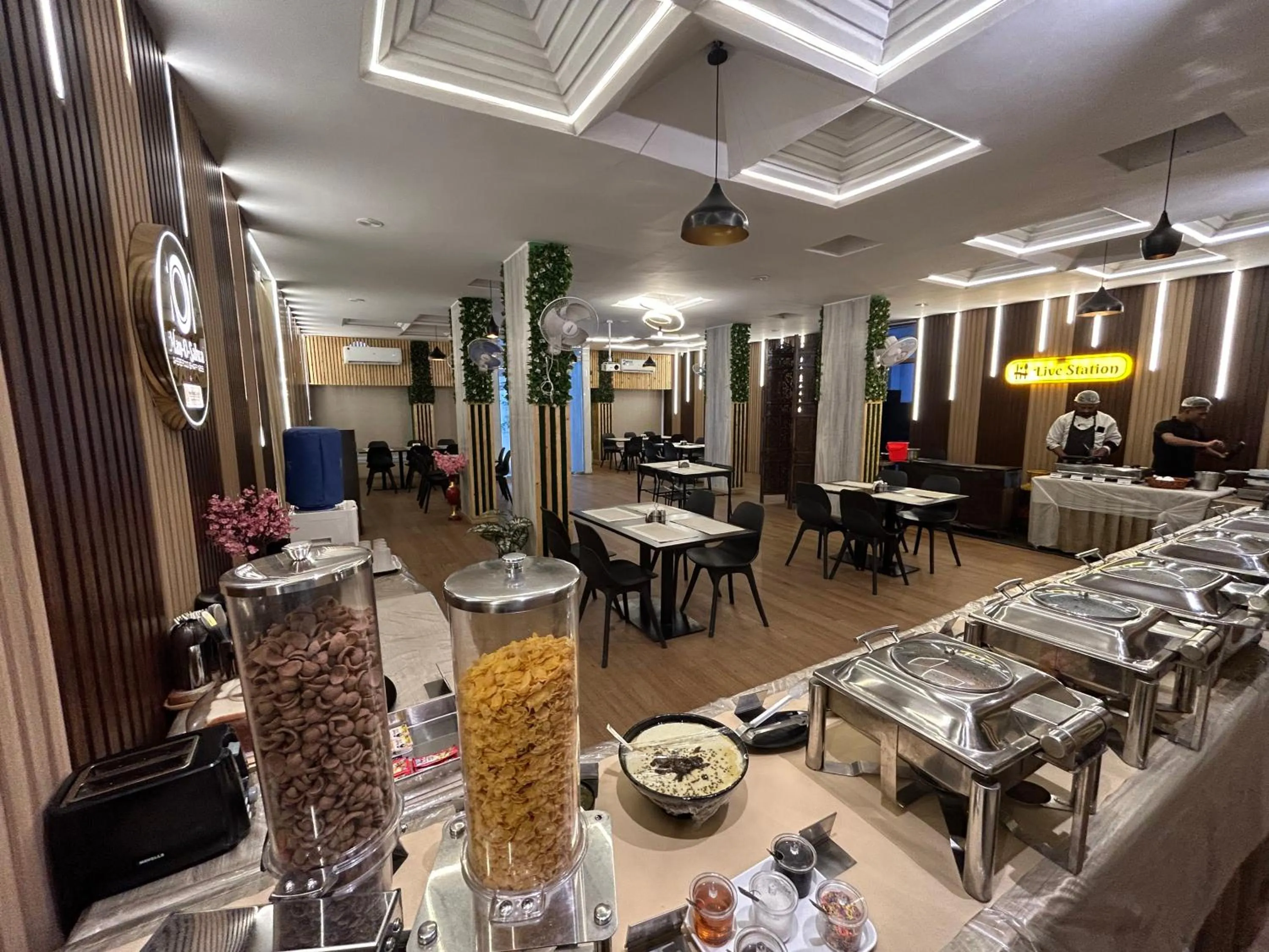 Restaurant/places to eat in New Hotel Suhail