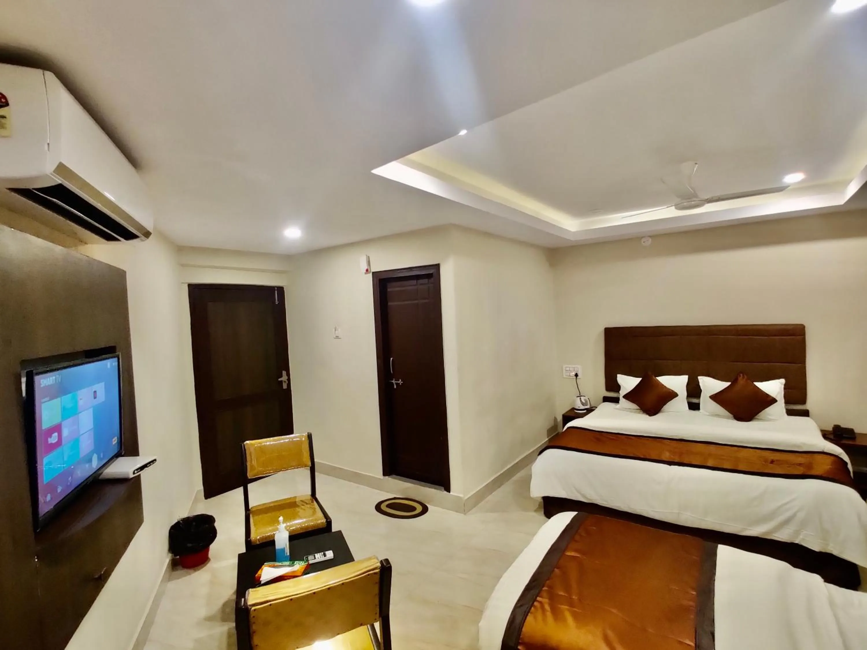 Photo of the whole room, Bed in New Hotel Suhail