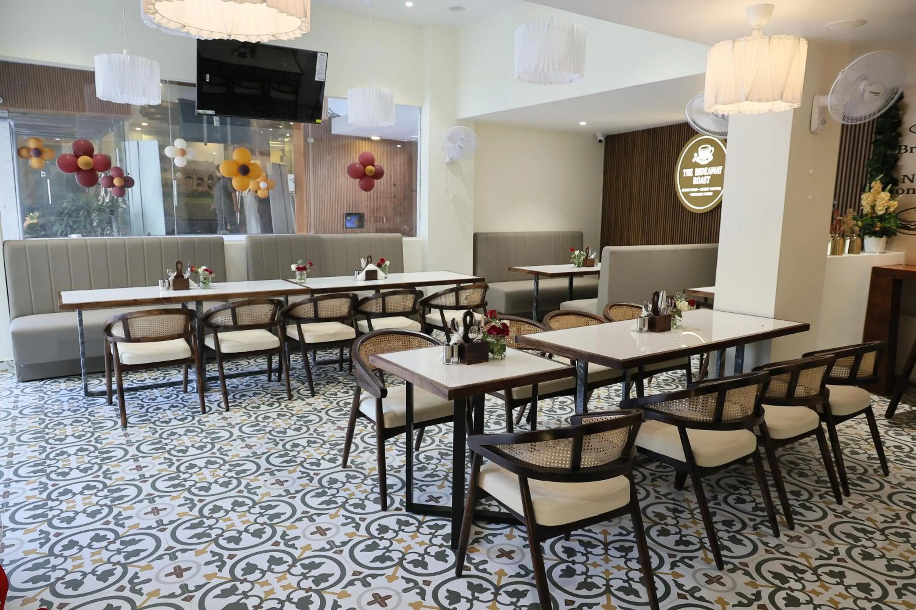 Restaurant/places to eat in New Hotel Suhail