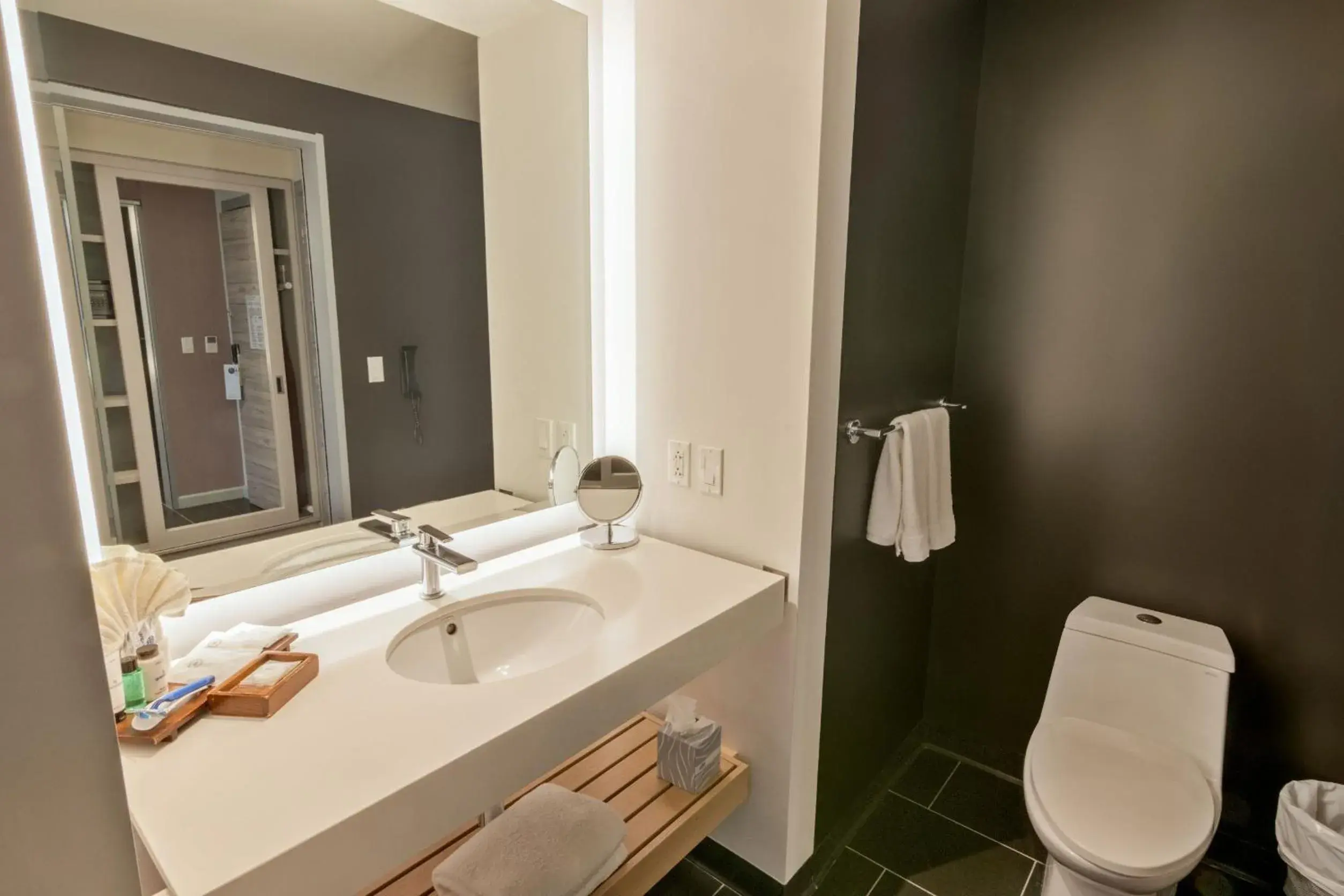 Larger Deluxe King Room with One King Bed and Balcony - Mountain View/Club Access/Rain Shower in Sheraton San Jose Hotel, Costa Rica Larger Deluxe King Room with One King Bed and Balcony - Mountain View/Club Access/Rain Shower in Sheraton San Jose Hotel, Costa Rica