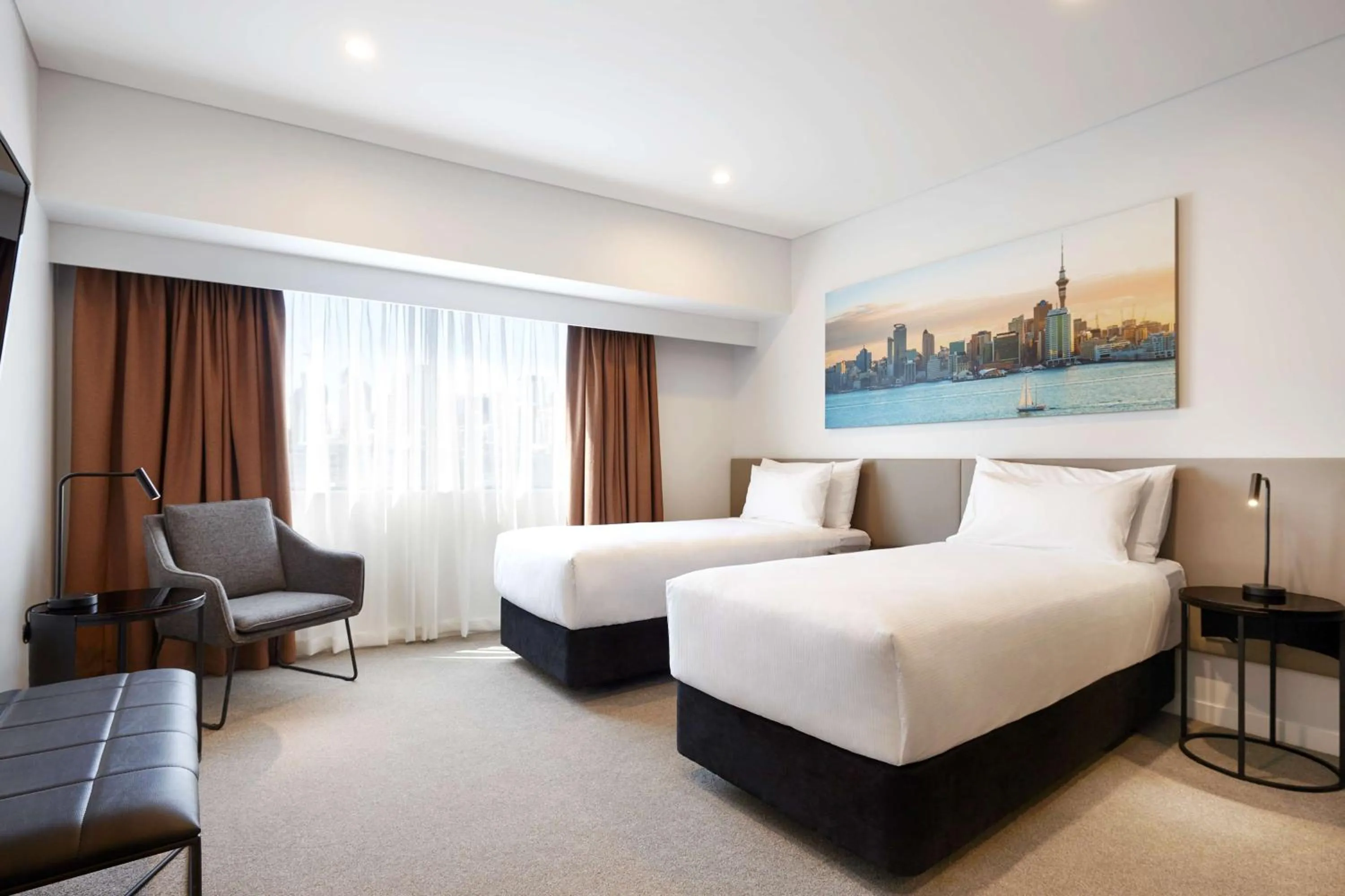 Photo of the whole room, Bed in Travelodge Hotel Auckland Wynyard Quarter