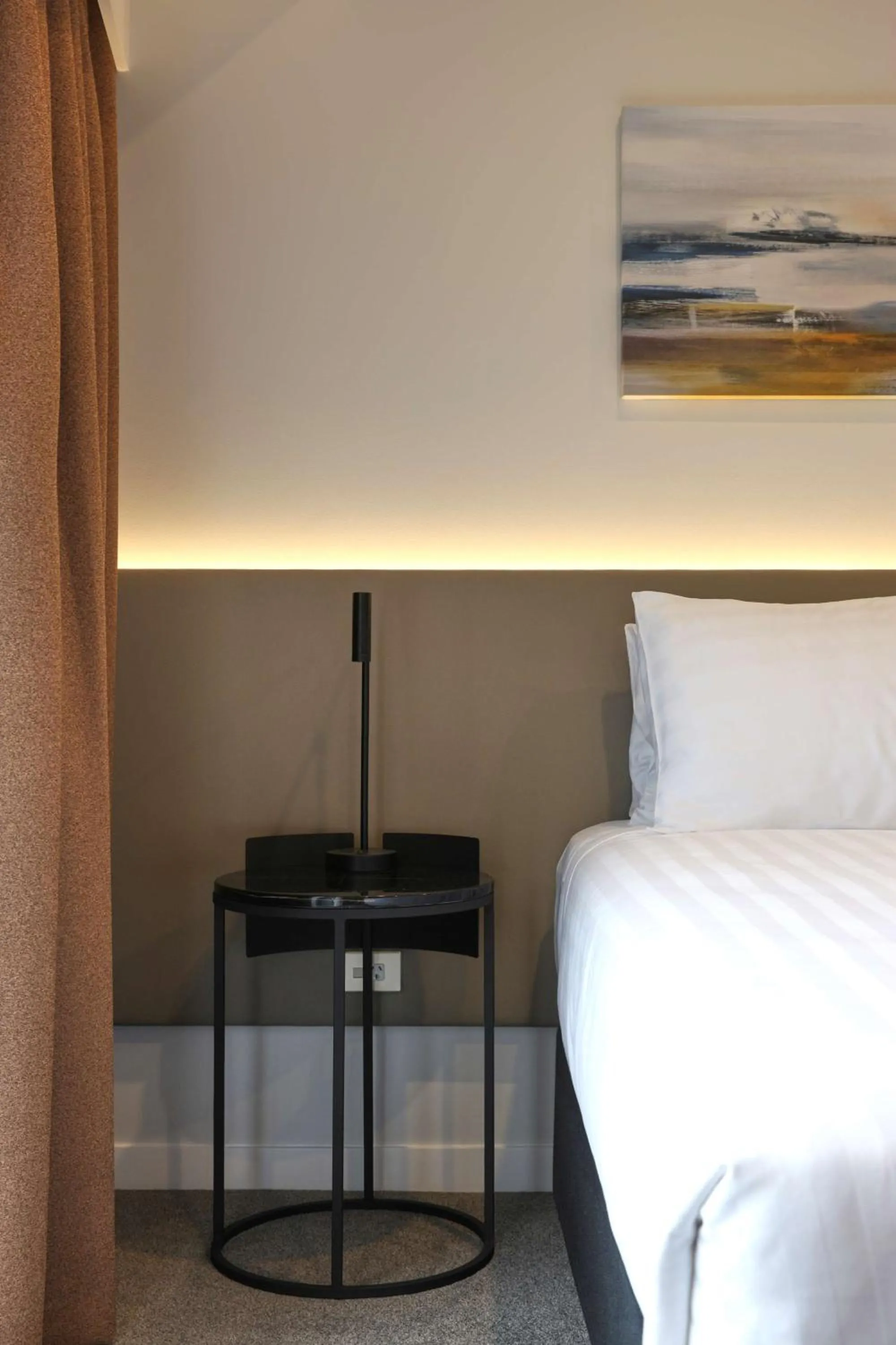 Photo of the whole room, Bed in Travelodge Hotel Auckland Wynyard Quarter