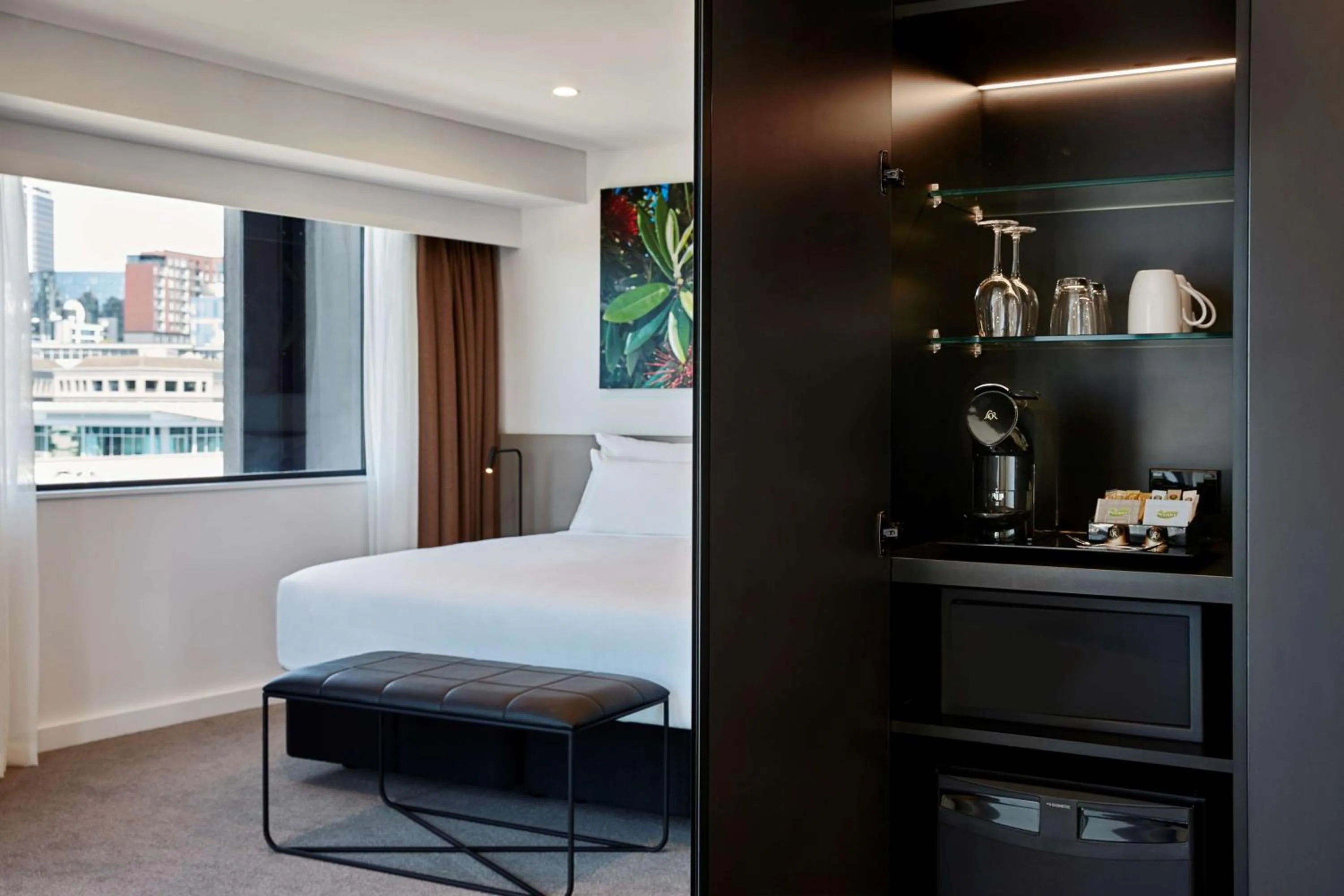 Photo of the whole room, Bed in Travelodge Hotel Auckland Wynyard Quarter