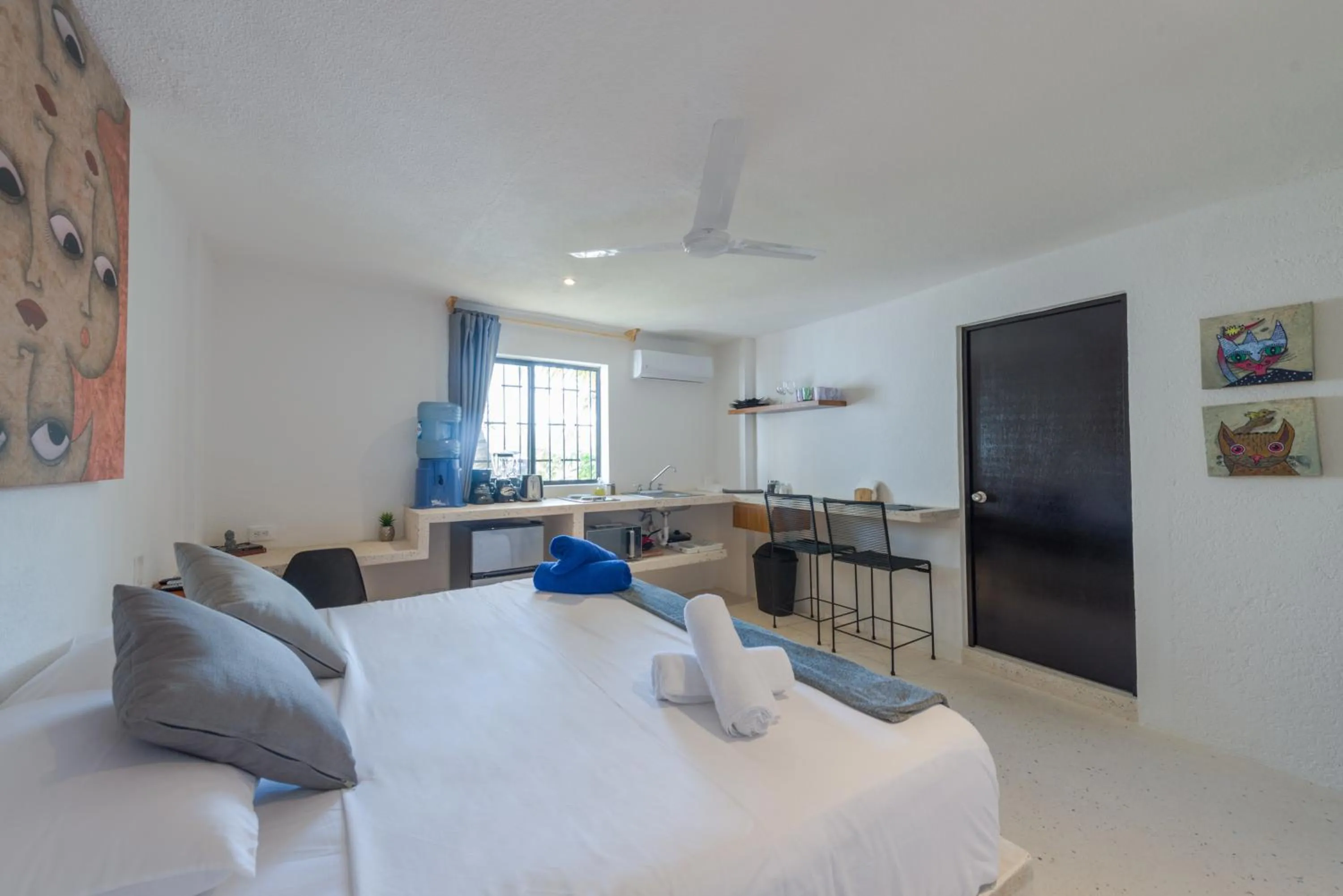 Photo of the whole room, Bed in Art Studios